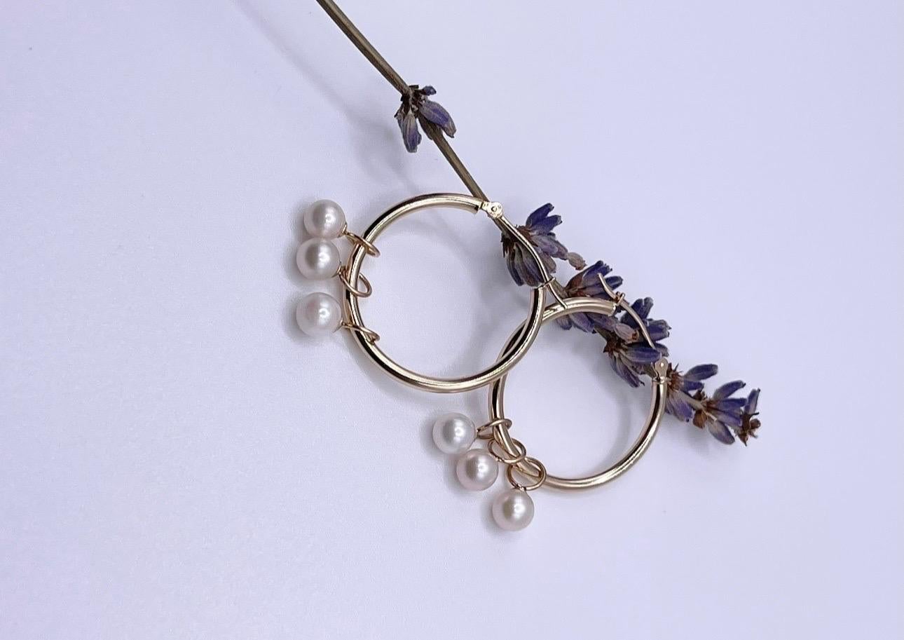 Classici orecchini a cerchio in oro giallo 14KT con perle d'acqua dolce naturali.

Il certificato di autenticità viene fornito con l'acquisto!

CHI SIAMO
Siamo un'azienda a conduzione familiare. Il nostro studio si trova nel cuore di Boca Raton,