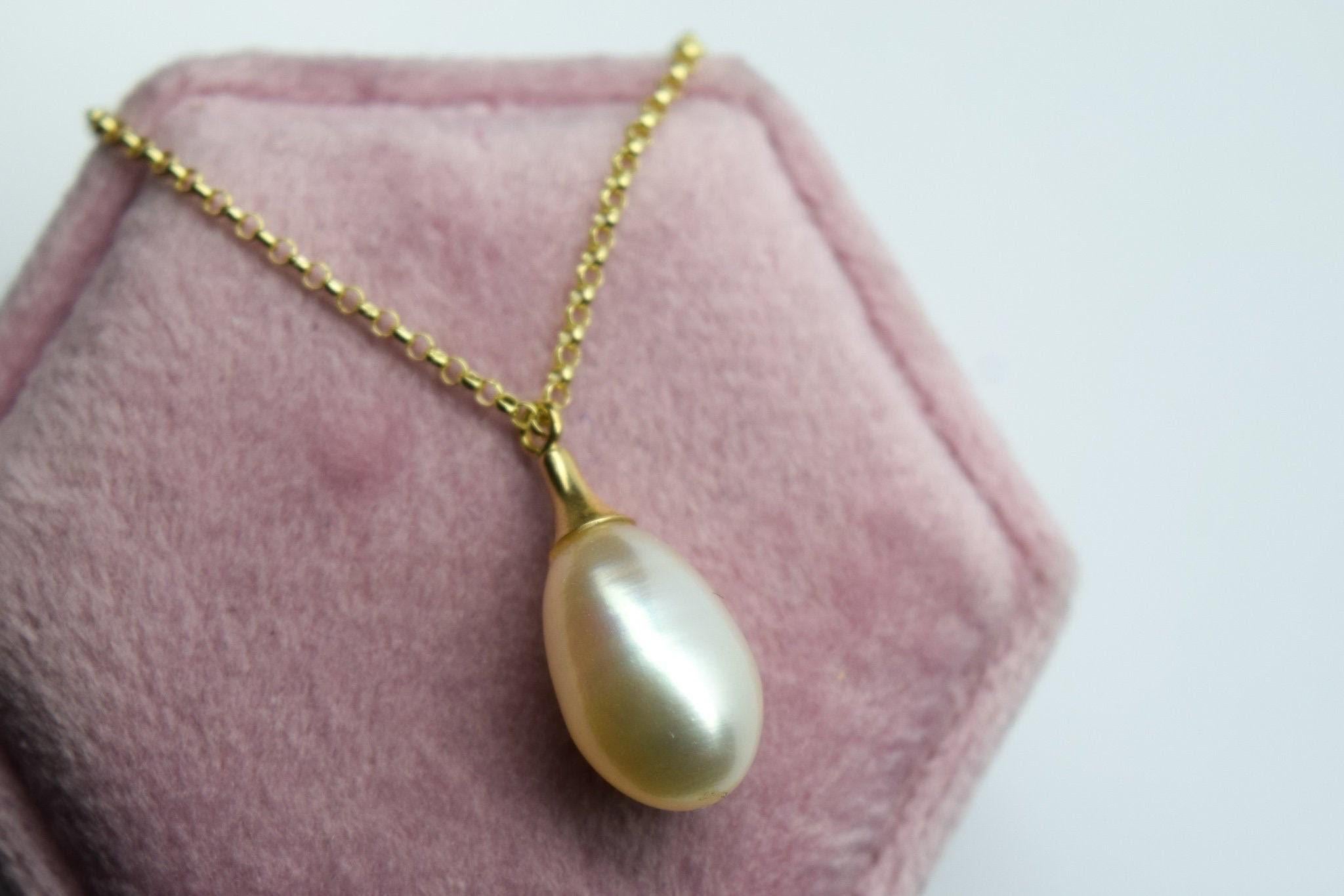 Elegant pearl necklace for everyday wear, the design is slick and modern, no mess just a beautiful pearl in the elongated sit and high quality link chain 16