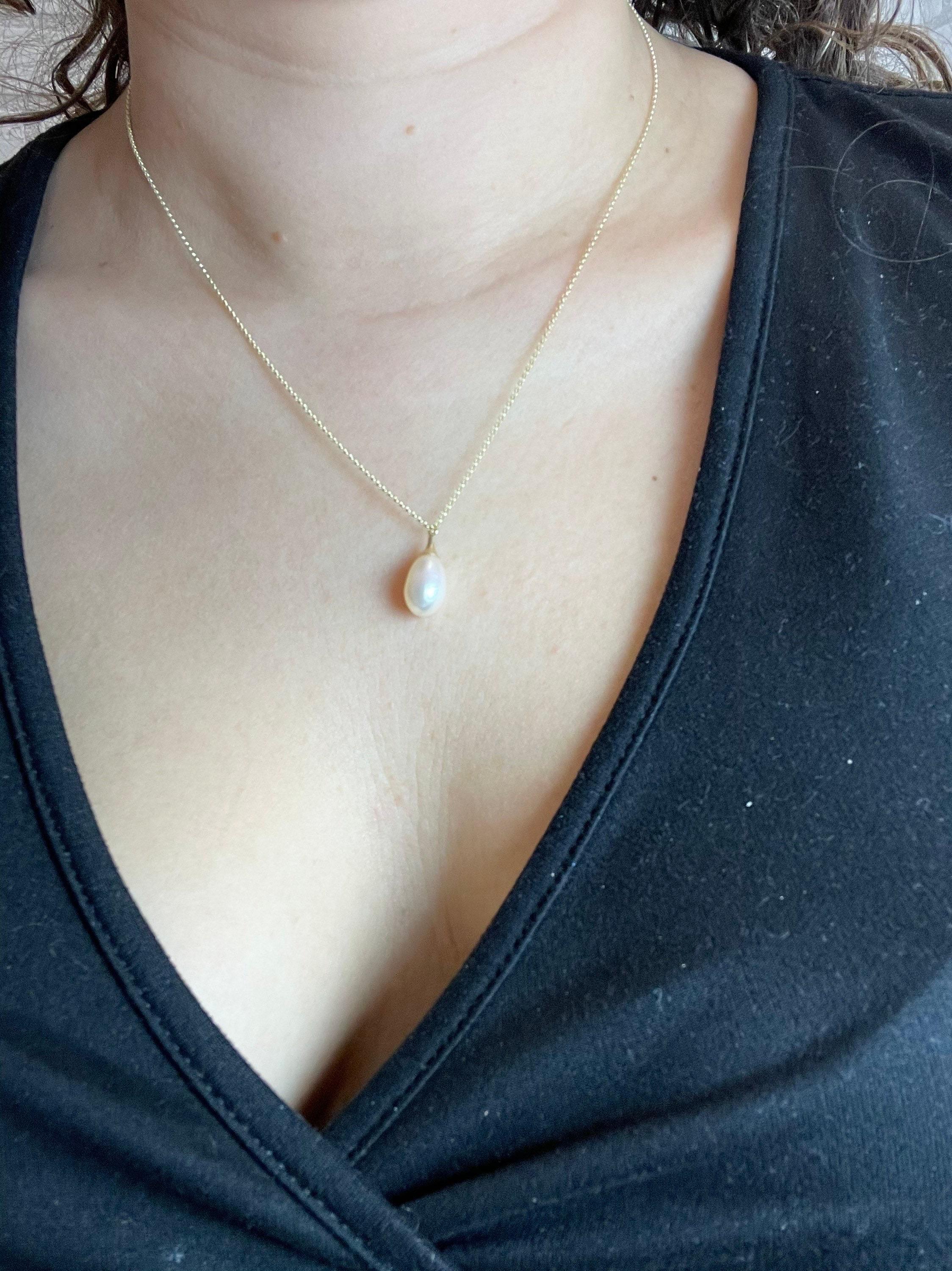 Freshwater pearl minimalist pendant necklace 14KT gold For Sale 1