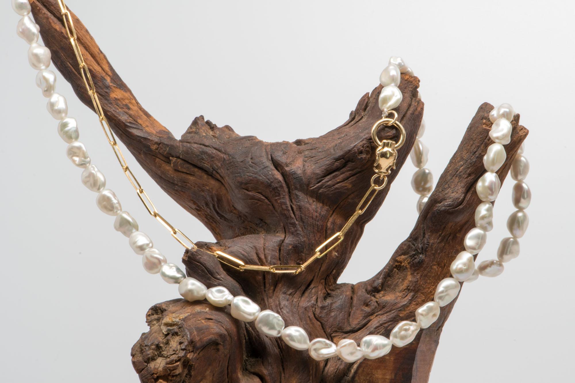 ♥  This is a beautiful necklace strung with top quality freshwater pearls attached to a solid 14k yellow gold paper clip chain with a panther pendant clasp
♥  The necklace is 24 inches in length. 

♥  Material: 14K Yellow Gold
♥  Gemstone: