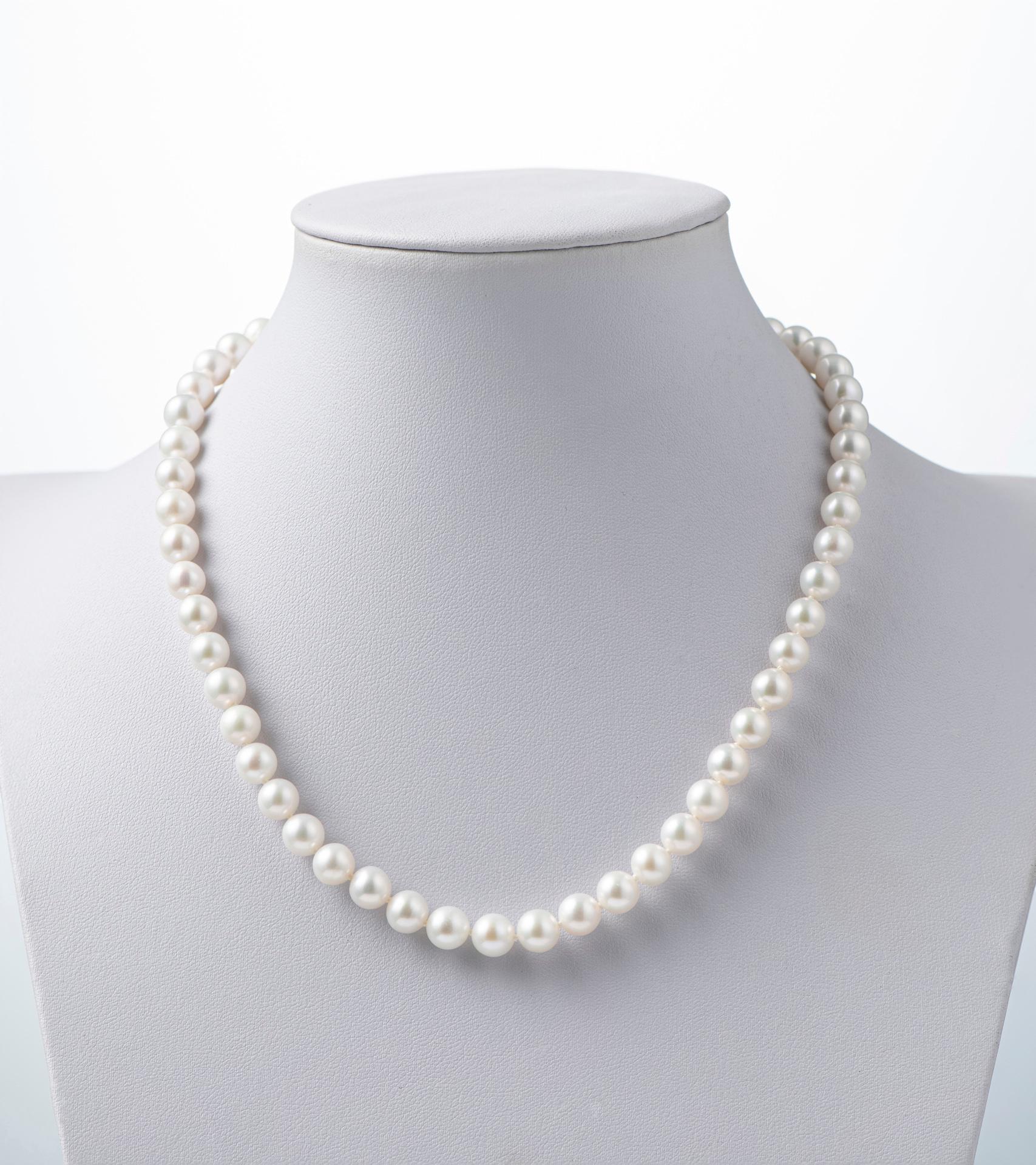 Our freshwater pearl necklace is strung by lustrous round pearls with size 7-7.5mm each. The pearl necklace has a length of 40cm/16inches and an extension chain made in 18Karat Yellow Gold with length 5cm/2inches.

The size of the pearls make the