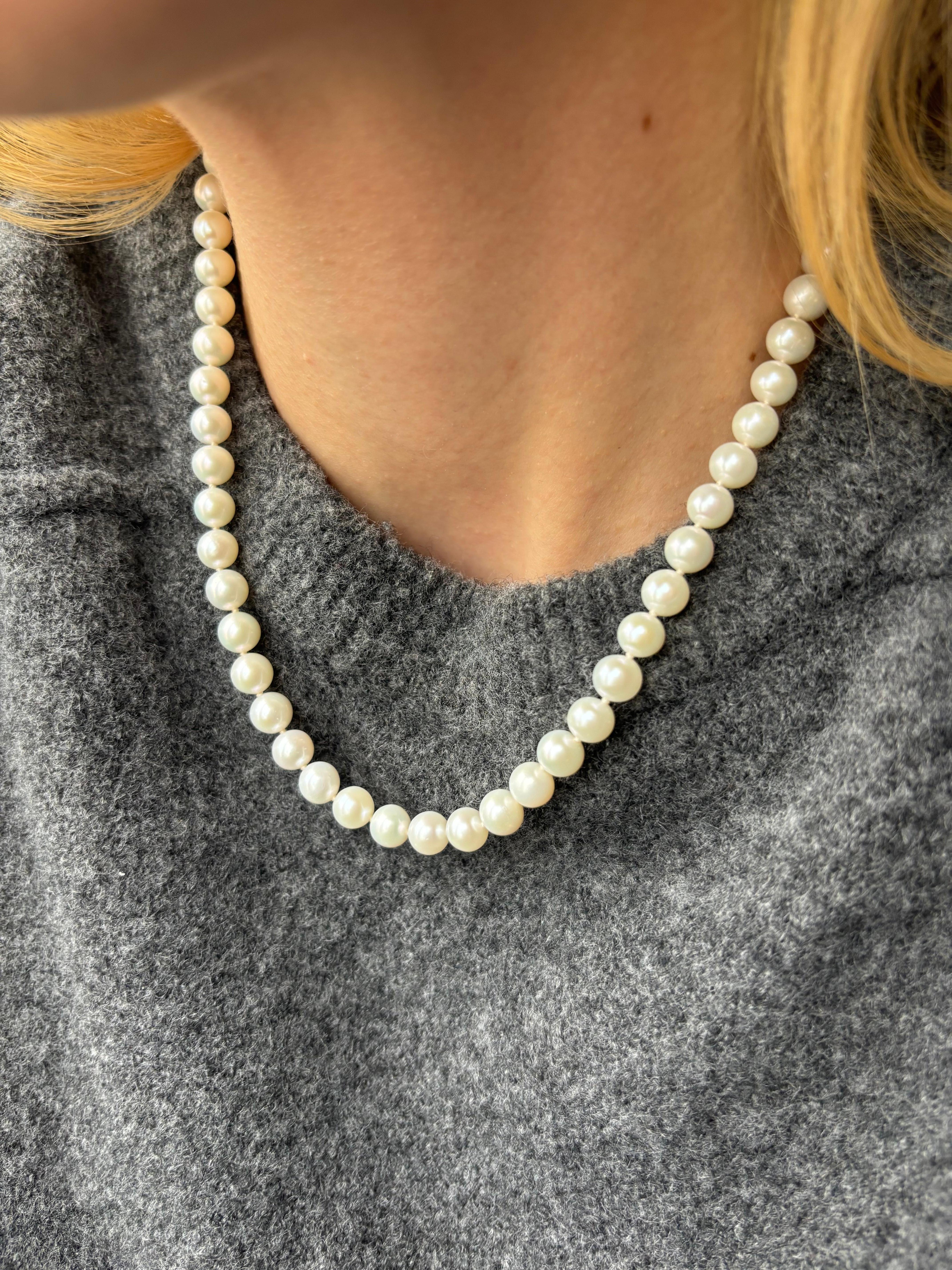 Round Cut Freshwater pearl necklace, 18Karat Yellow Gold, 7-7.5mm For Sale