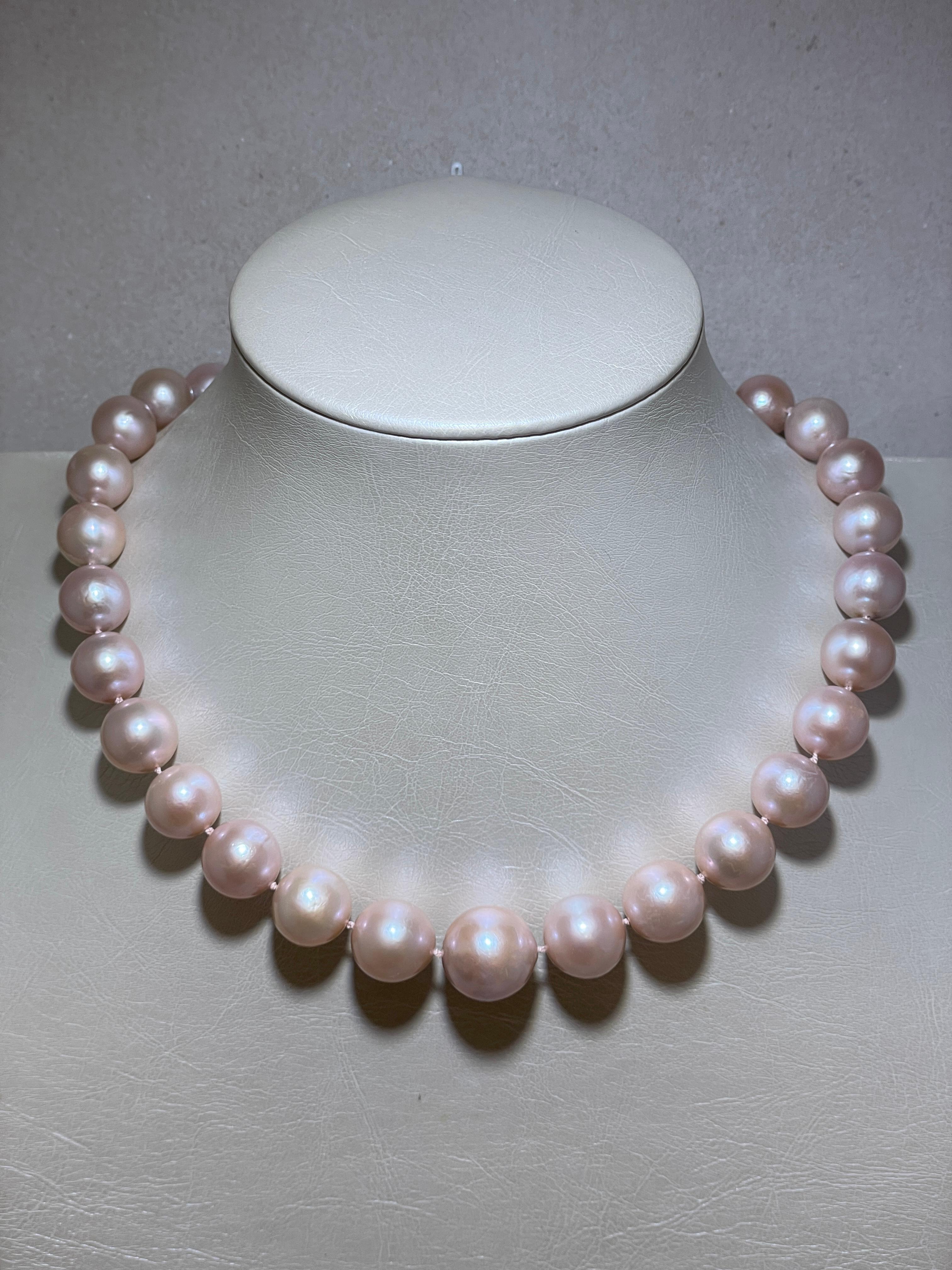 Diese rosafarbene Süßwasserperlenkette besteht aus 31 Perlen mit einer Größe von 16 bis 11,8 mm. Er hat einen schönen Glanz und kann mit einem Bajonettverschluss aus 18 Karat Weißgold geschlossen werden. 

Die Länge misst 46cm
 Wiegt 102,8 Gramm