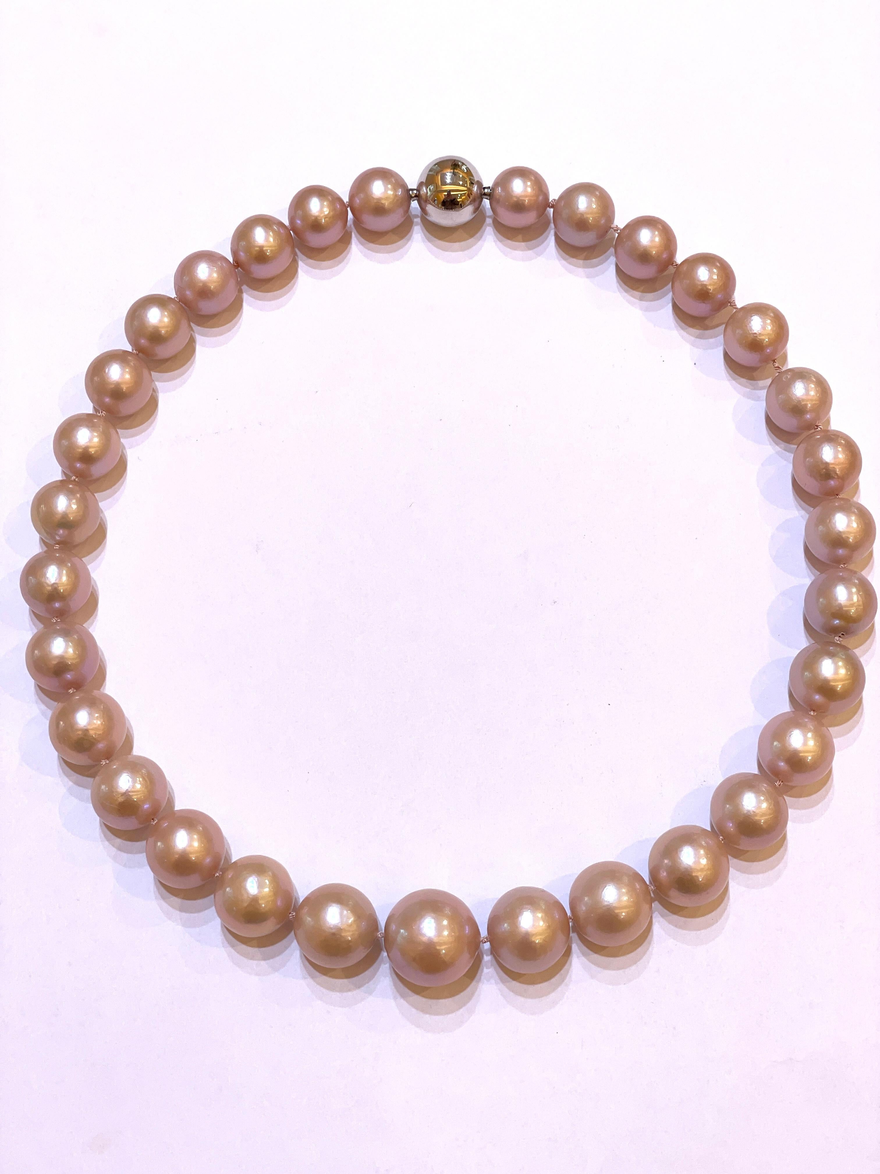 Freshwater Pearl Necklace in Rosé 16-12mm with White Gold Clasp In New Condition For Sale In ROTTACH-EGERN, DE