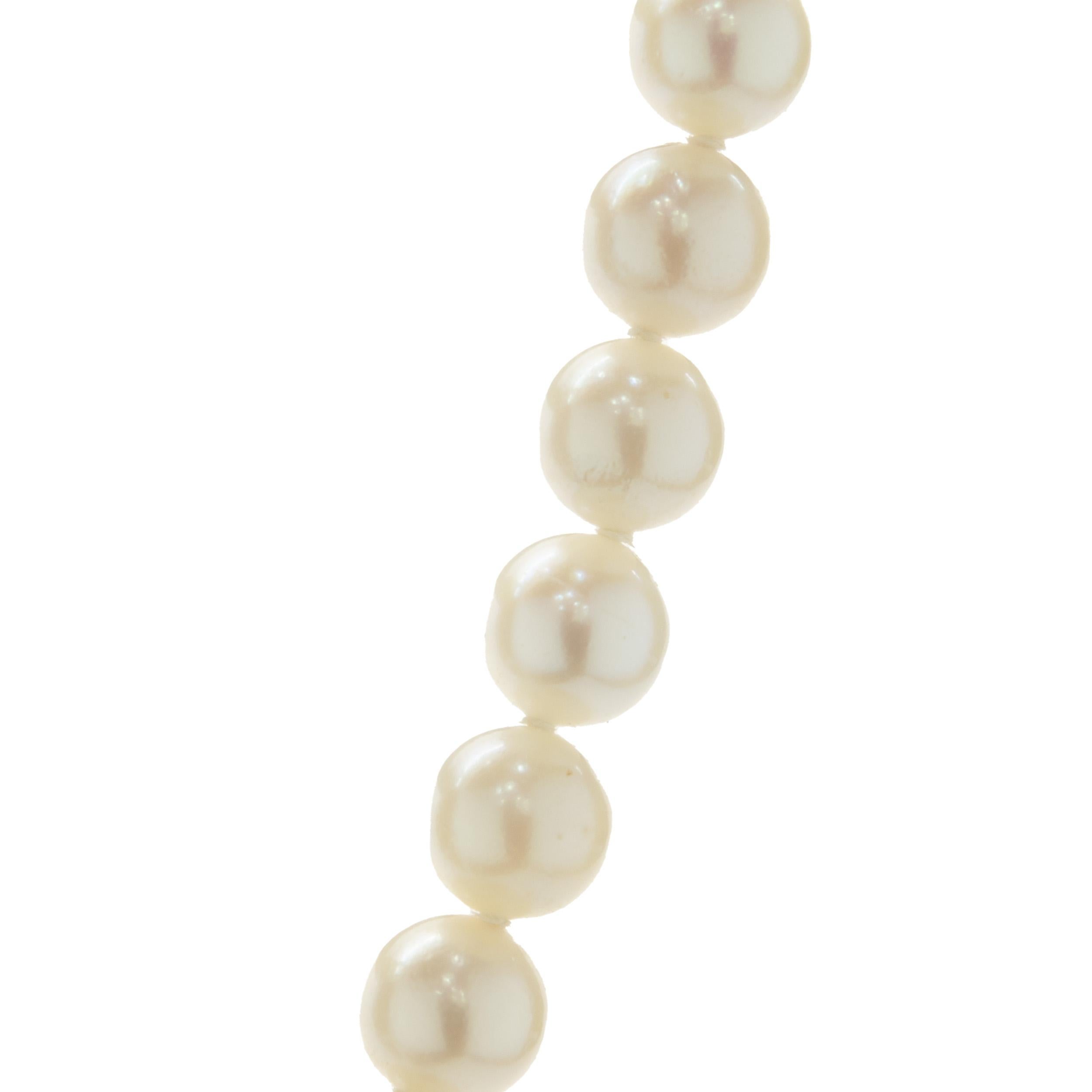 Freshwater Pearl Necklace with 14 Karat Yellow Gold Clasp In Excellent Condition For Sale In Scottsdale, AZ