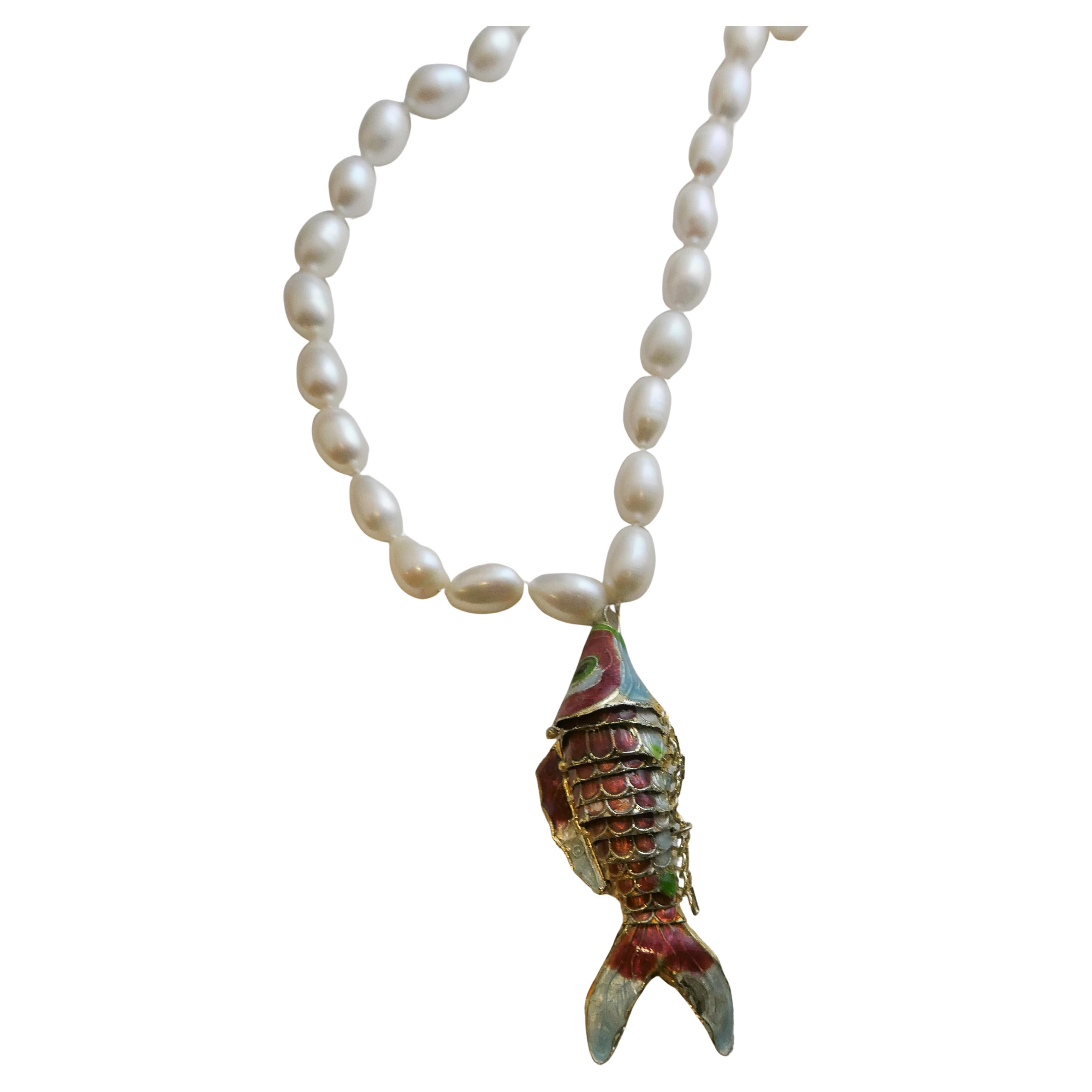 Collana di perle d'acqua dolce con ciondolo a forma di pesce Cloisonné, 22,5 pollici in vendita