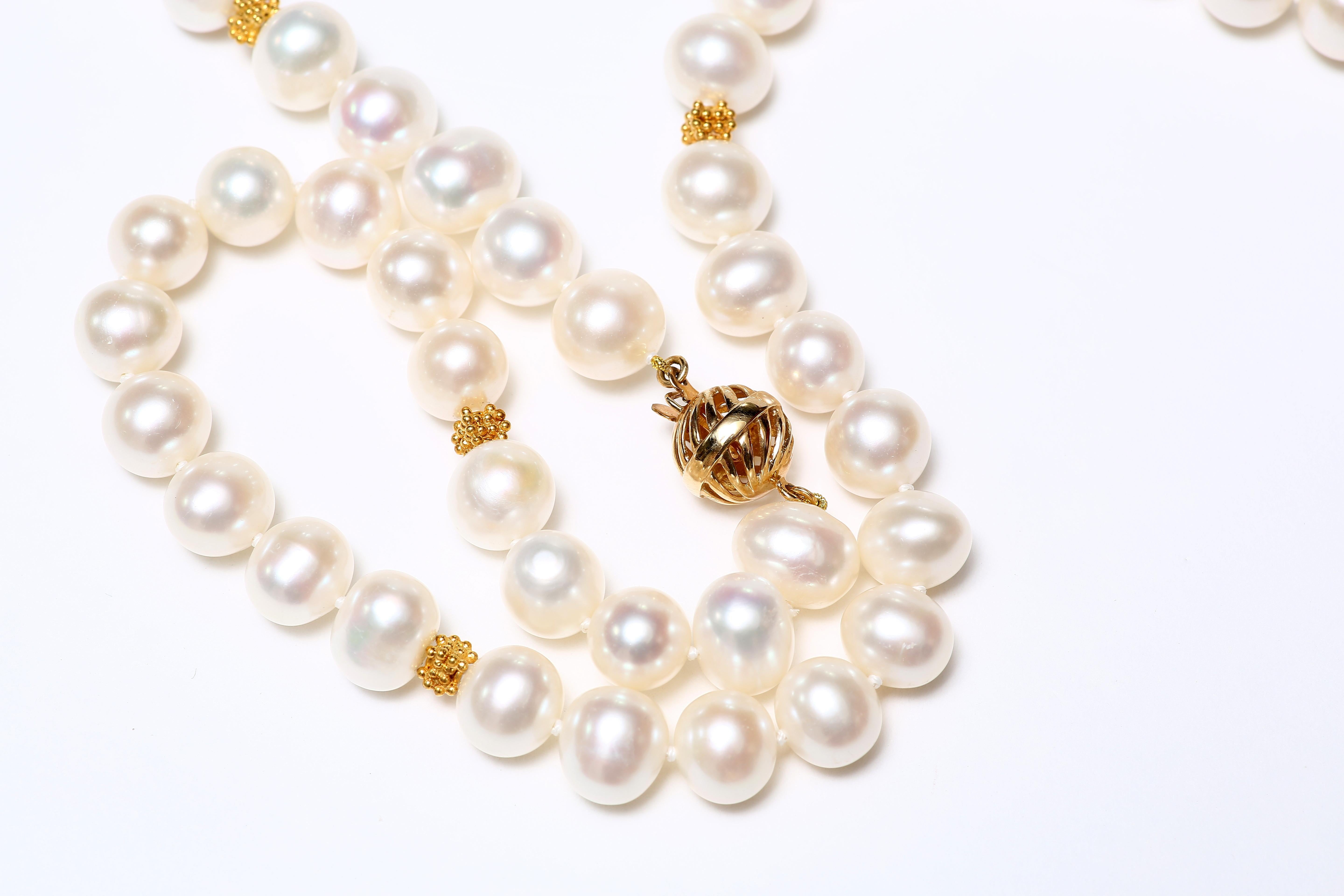 Freshwater Pearl Necklace with Lotus motif of Gold on Mother of Pearl Pedant In New Condition For Sale In Central, HK