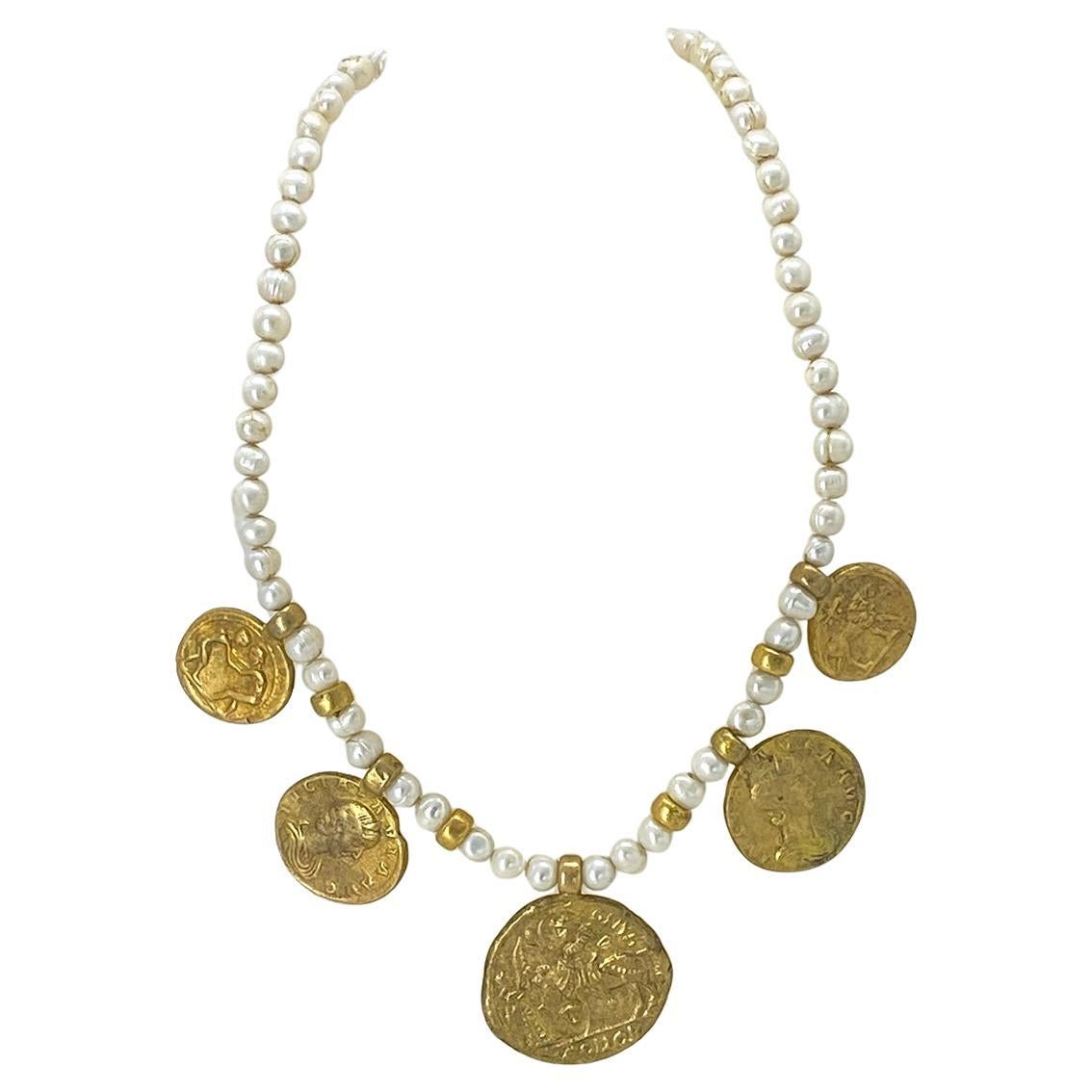 Questa è una collana di perle d'acqua dolce con charme di monete romane. È incastonato con perle barocche da 8 mm e componenti in bronzo dorato. Ci sono cinque di tre diversi tagli di monete antiche con riproduzione dorata come charme. 

La nostra