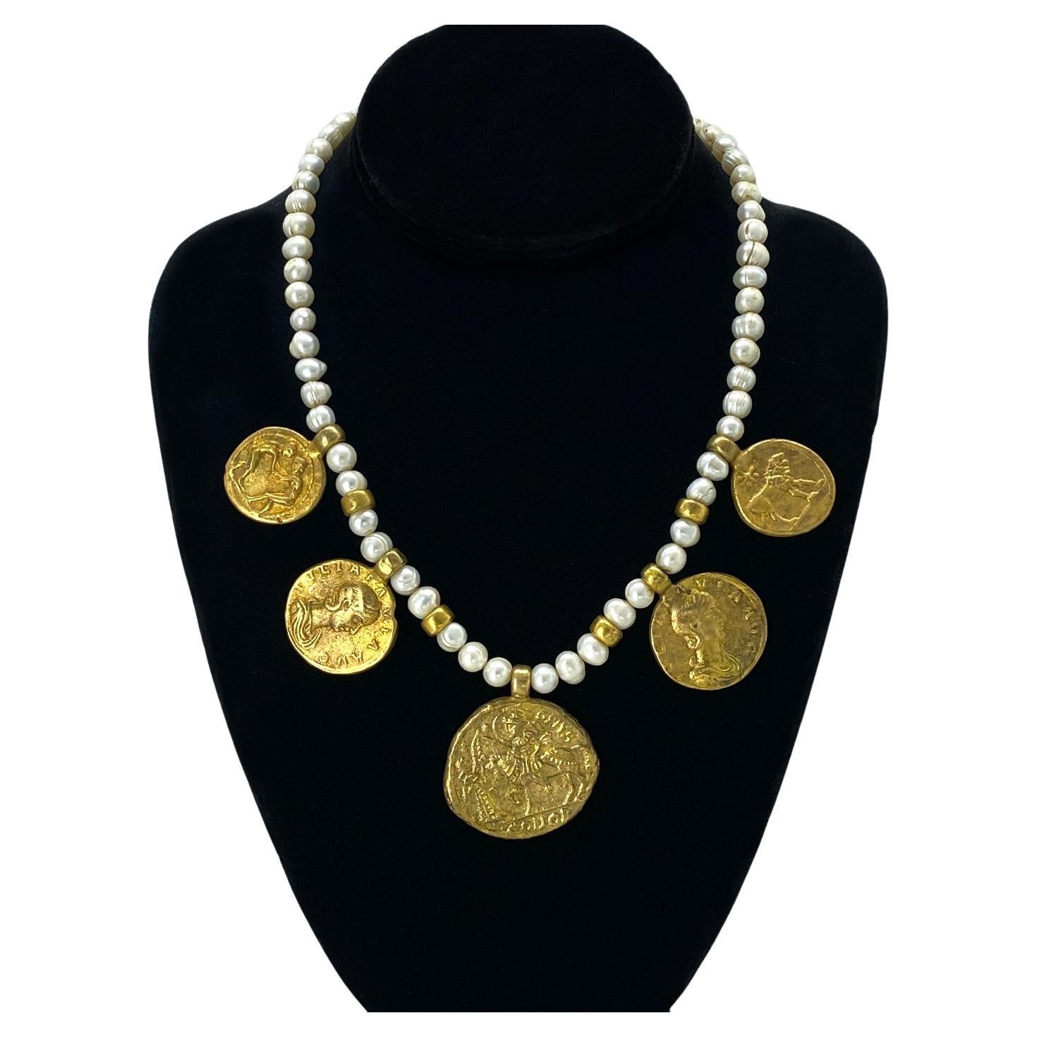 Artigiano Collana di perle d'acqua dolce con charme di monete romane in vendita