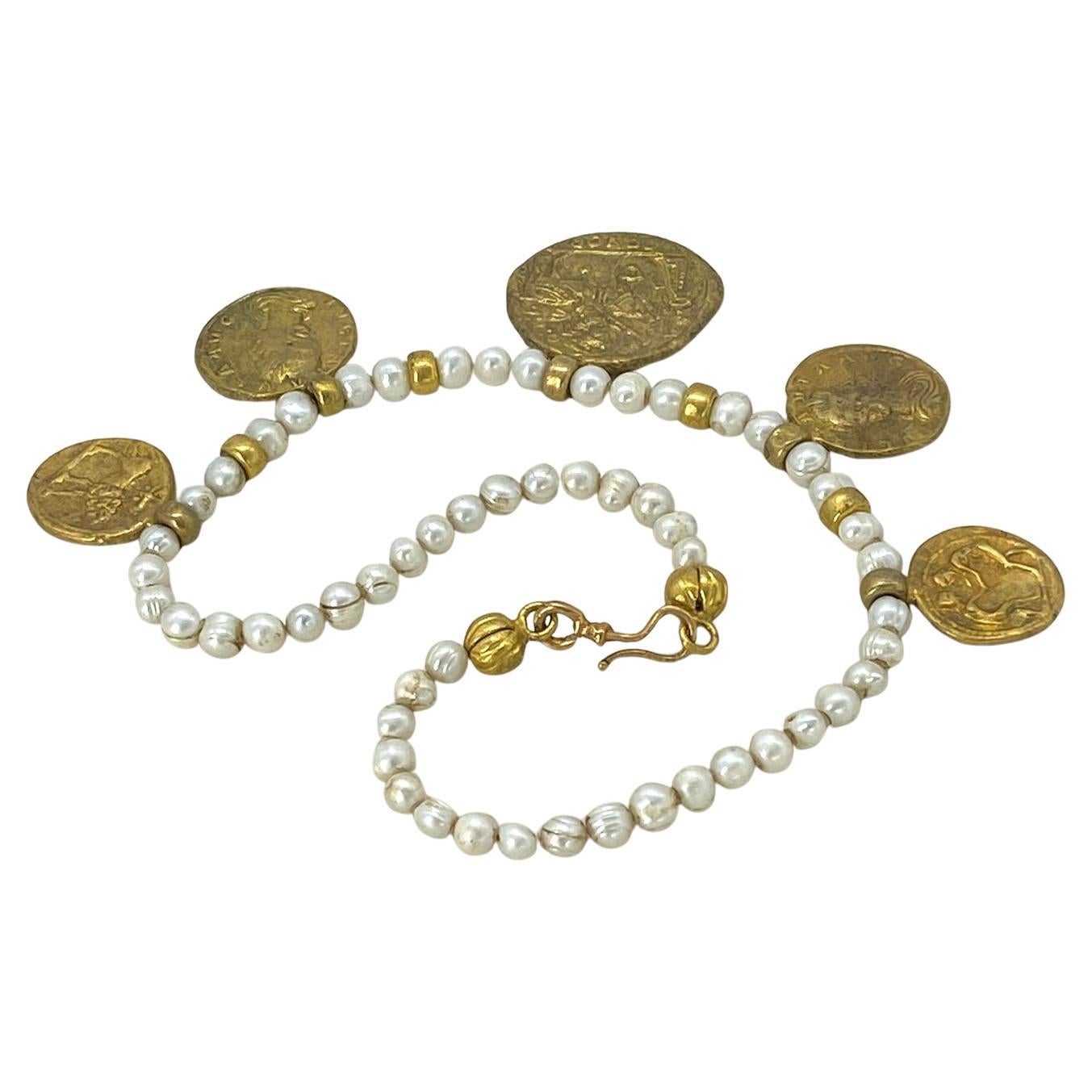 Collana di perle d'acqua dolce con charme di monete romane In condizioni Nuovo in vendita a Atlanta, GA