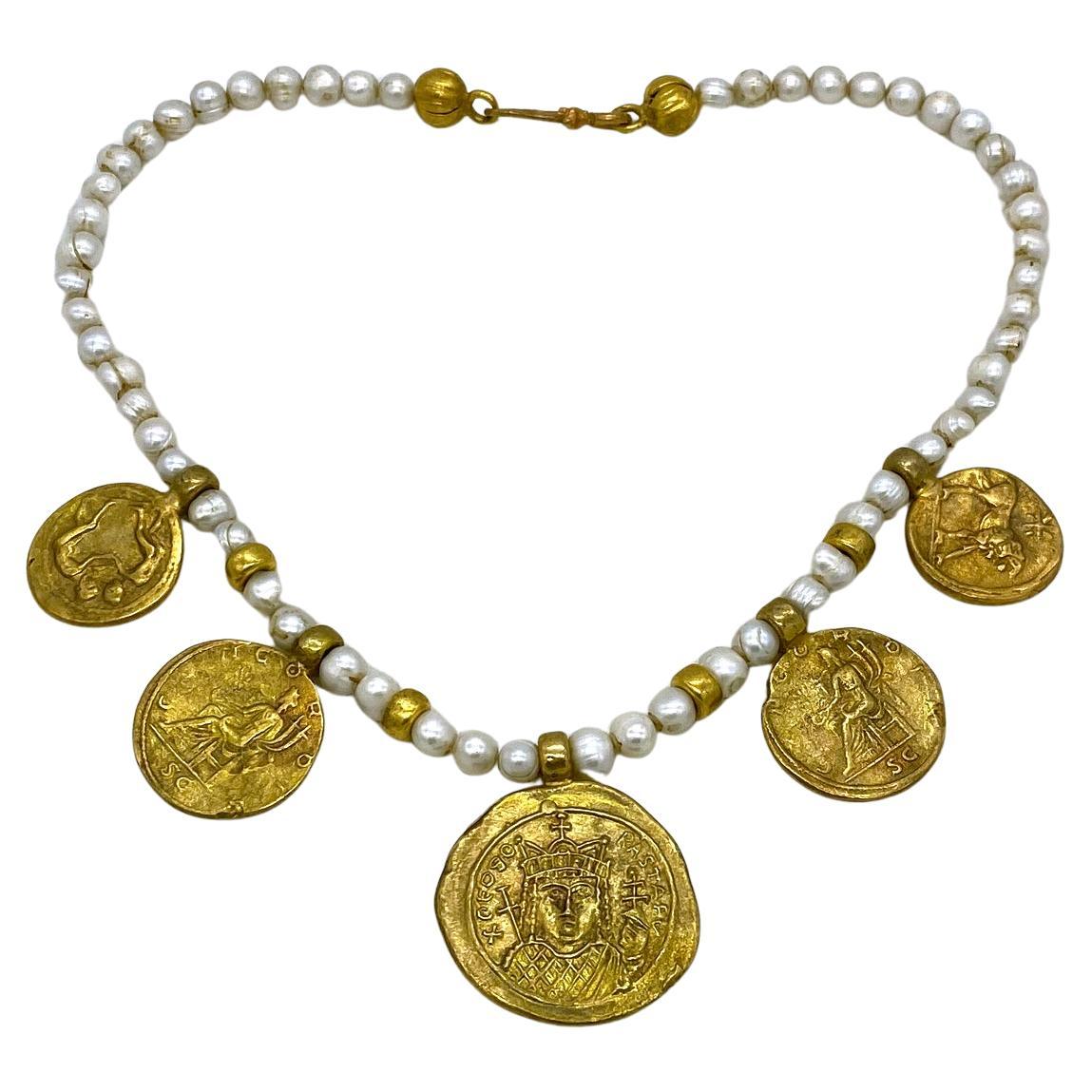 Süßwasserperlen-Halskette mit römischen Münzanhängern im Angebot