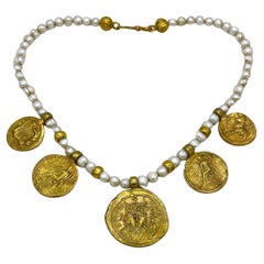 Collier de perles d'eau douce avec charms en forme de pièces de monnaie romaines