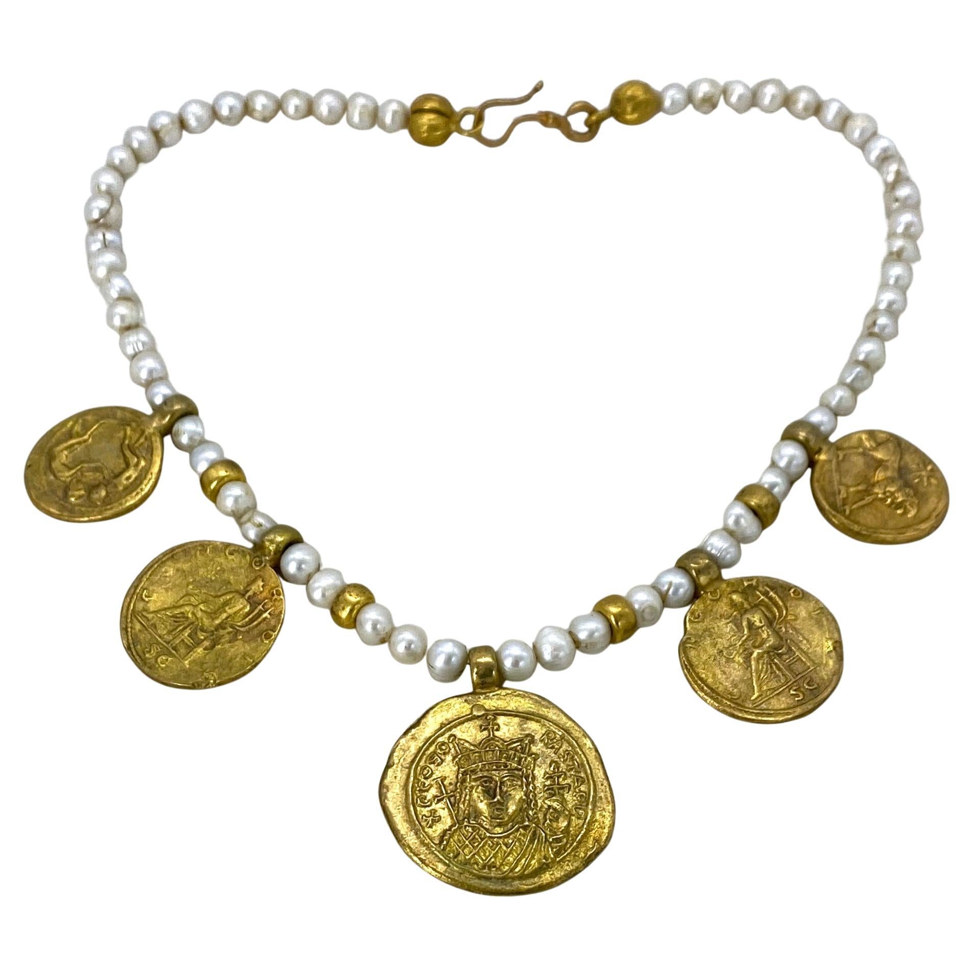 Collier de perles d'eau douce avec charms en forme de pièces de monnaie romaines Neuf - En vente à Atlanta, GA