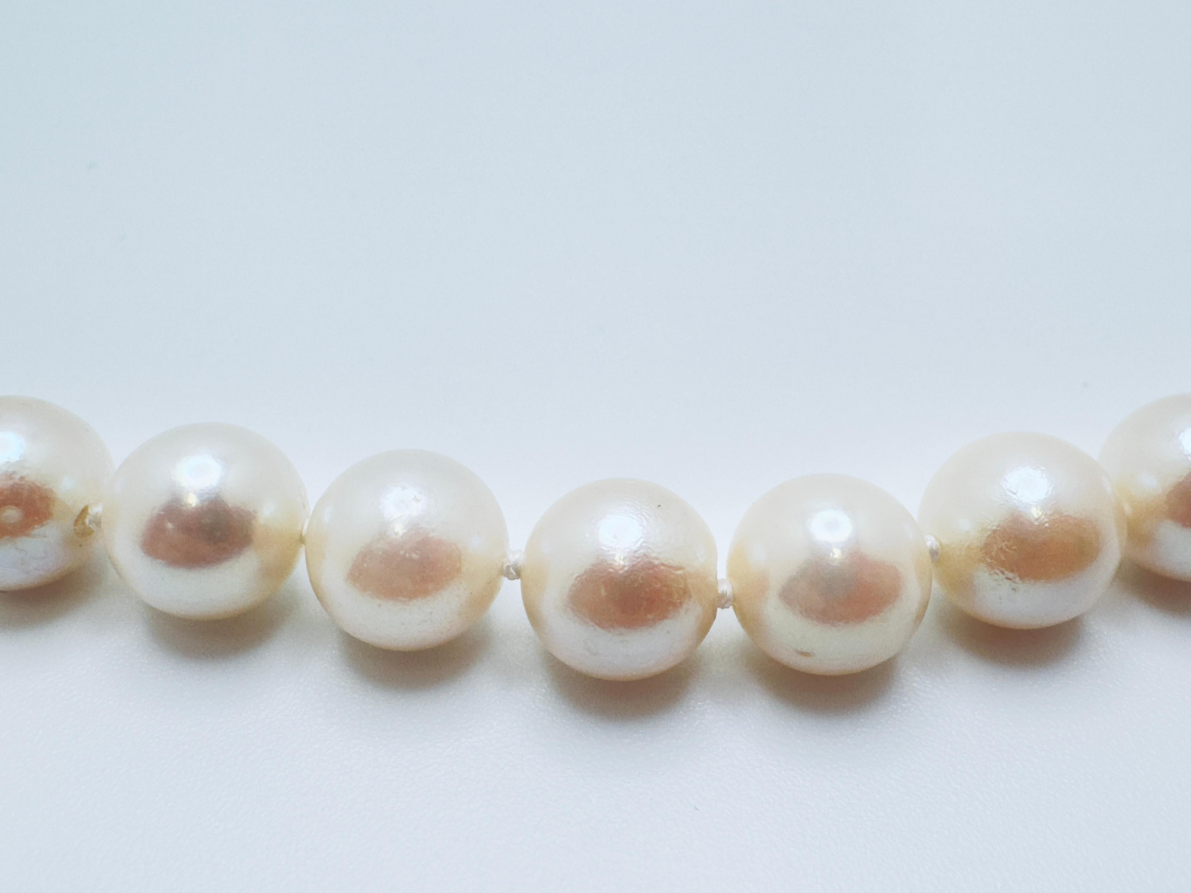 Round Cut Freshwater Pearl Necklace with swirl clasp For Sale
