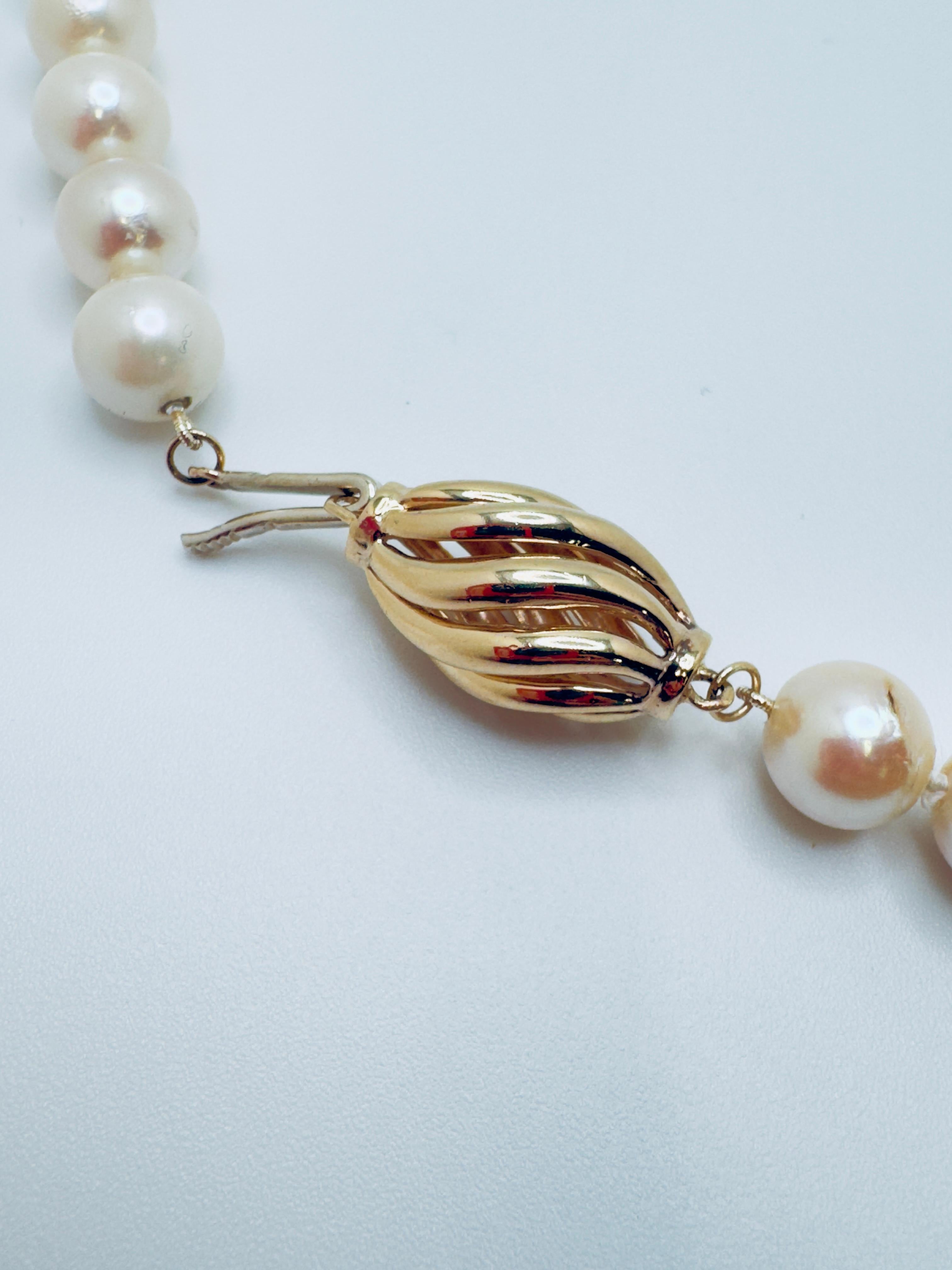 Freshwater Pearl Necklace with swirl clasp In Good Condition For Sale In Palm Desert, CA