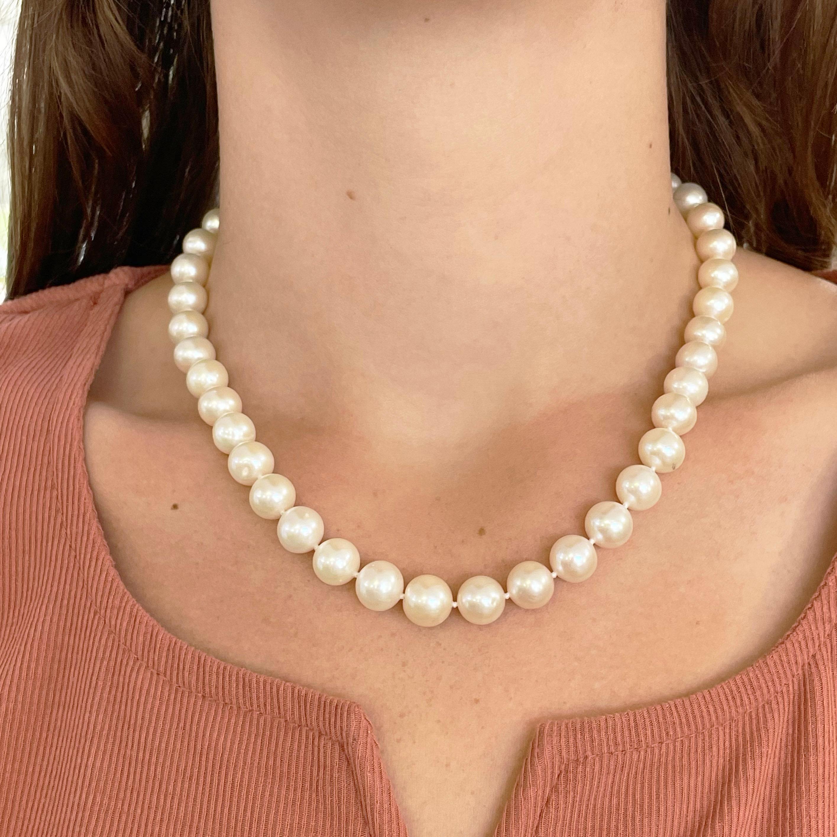 Jedes Mädchen braucht eine Perlenkette, um ihre Schmucksammlung zu vervollständigen. Diese 18 Zoll Süßwasserperlen sind eine gute Wahl! Und die gut aufeinander abgestimmten Perlen mit schönen Nuancen von Rosa und Hellbraun und einem schönen Glanz
