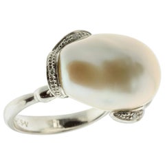 21st Century 18 Karat White Gold Freshwater Pearl Diamond (G VS) Cocktail Ring