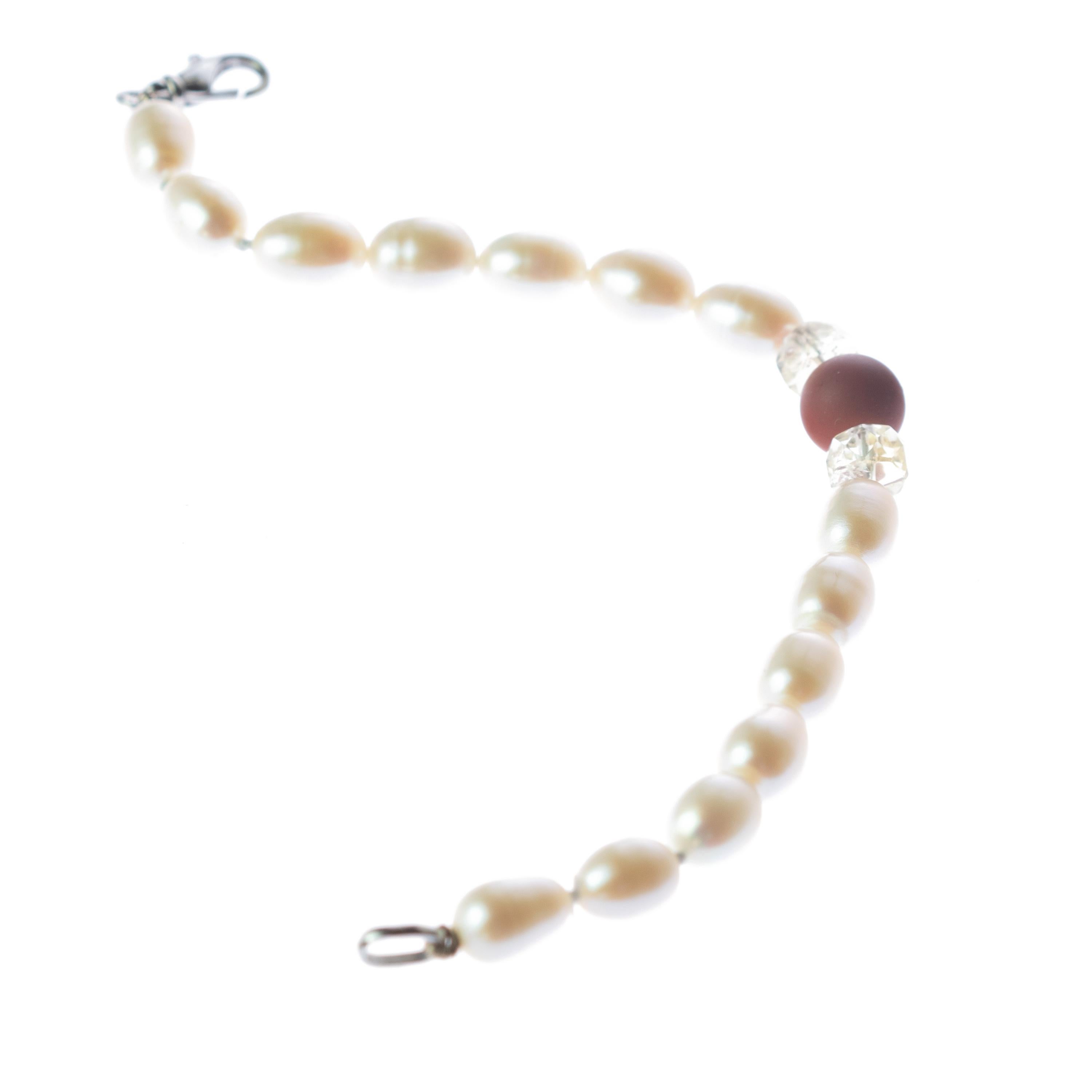 Freshwater Pearl, Rock Crystal and Diaspore bracelet full of design. A modern and delicate style for a young and fearless woman. Delight yourself with a luminous handmade jewelry. Natural precious stones beads with a silver closure. The perfect