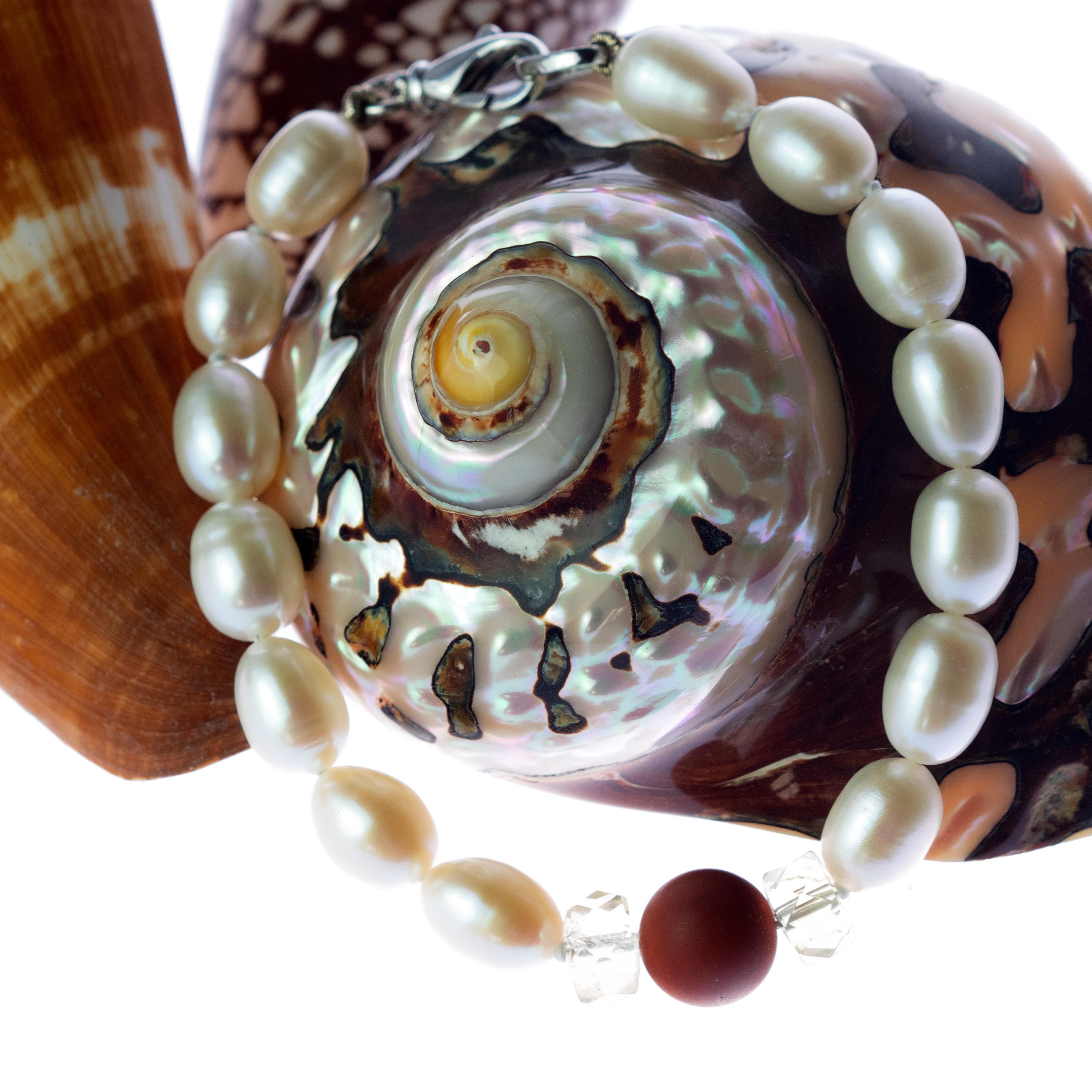 Moderne Bracelet moderne Diaspore en perles d'eau douce, perles d'eau douce et cristal de roche, fait à la main en vente