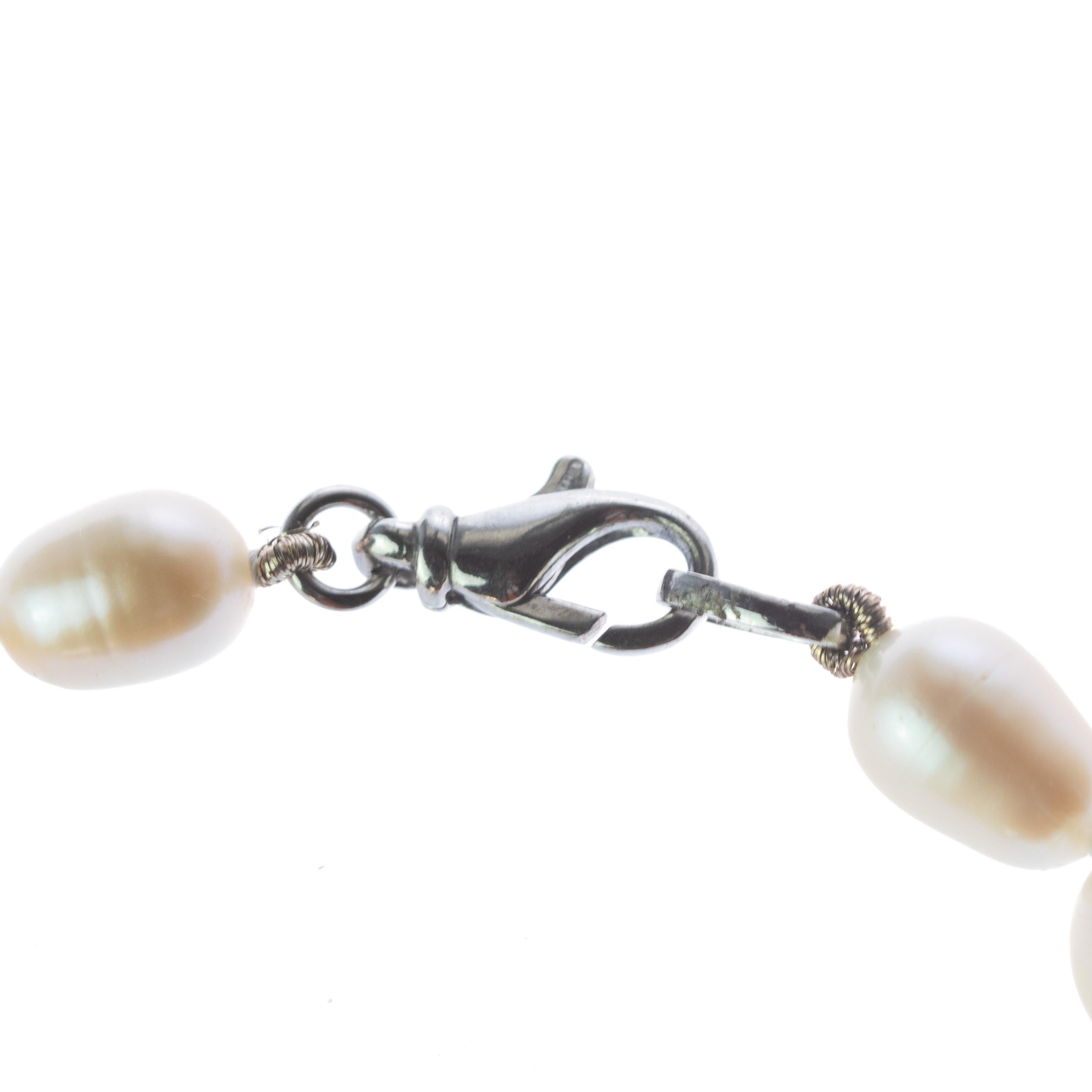 Bracelet moderne Diaspore en perles d'eau douce, perles d'eau douce et cristal de roche, fait à la main Neuf - En vente à Milano, IT