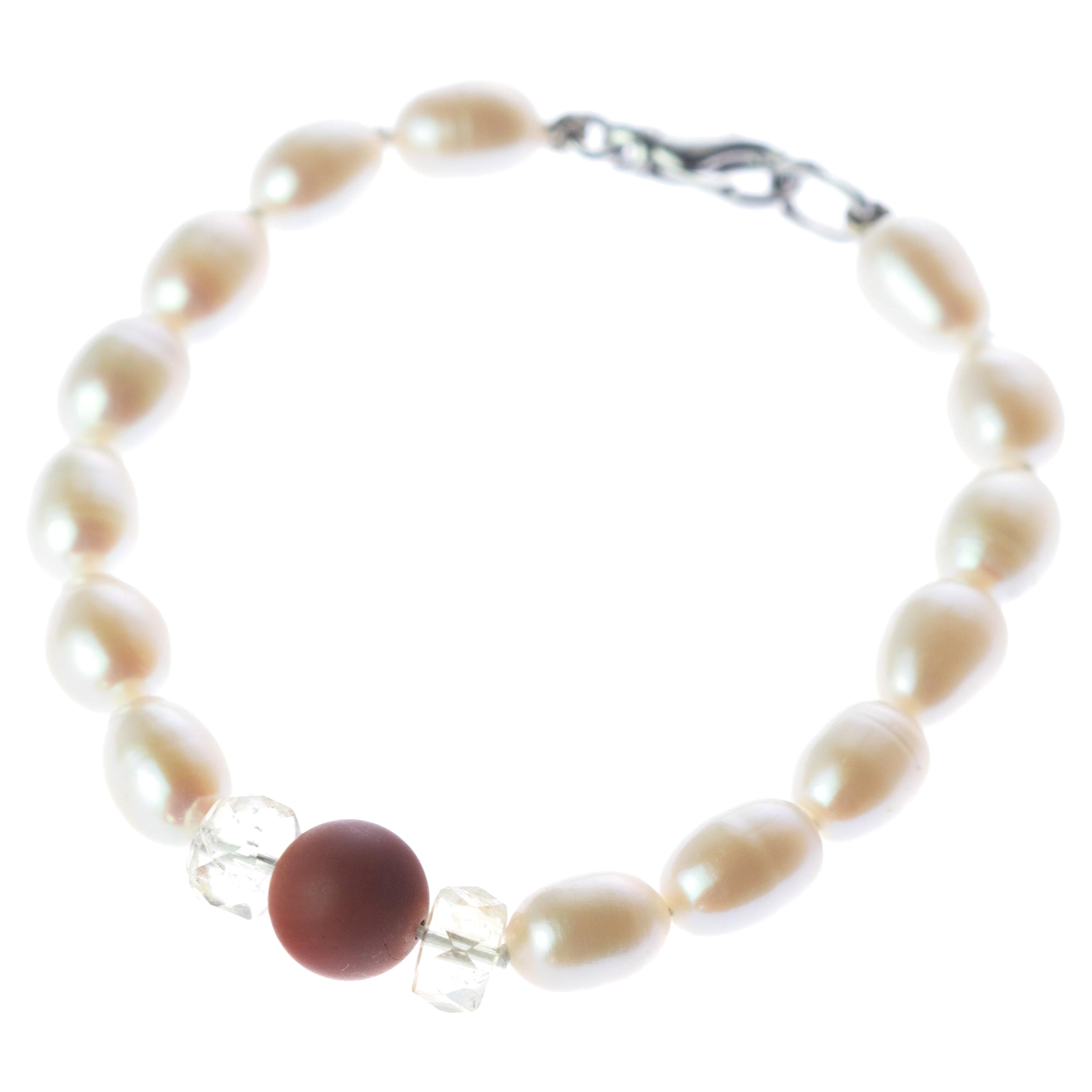 Bracelet moderne Diaspore en perles d'eau douce, perles d'eau douce et cristal de roche, fait à la main