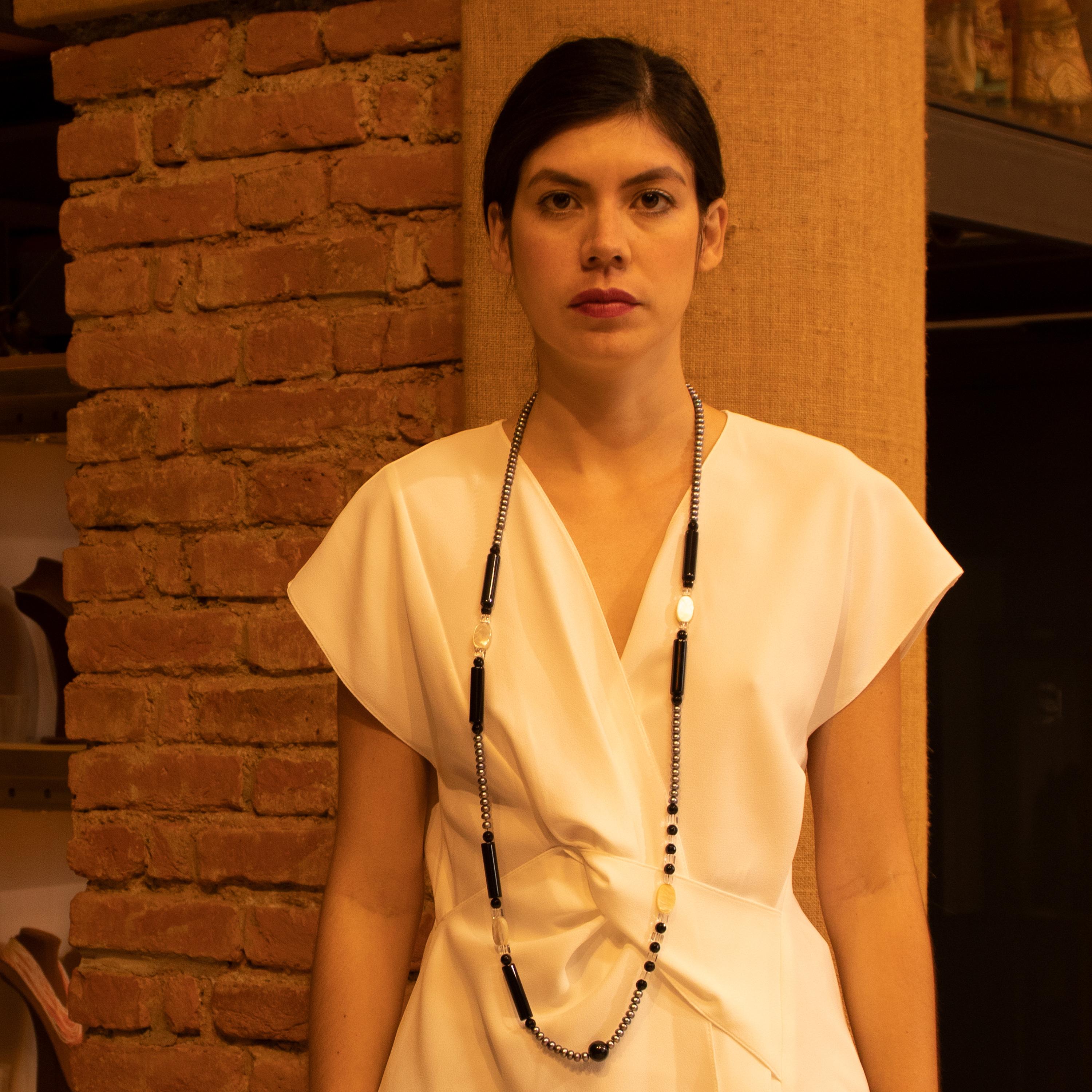 Long collier déco en perles d'eau douce, perles d'eau douce, cristal de roche et perles de nacre, autour d'un pendentif Pour femmes en vente