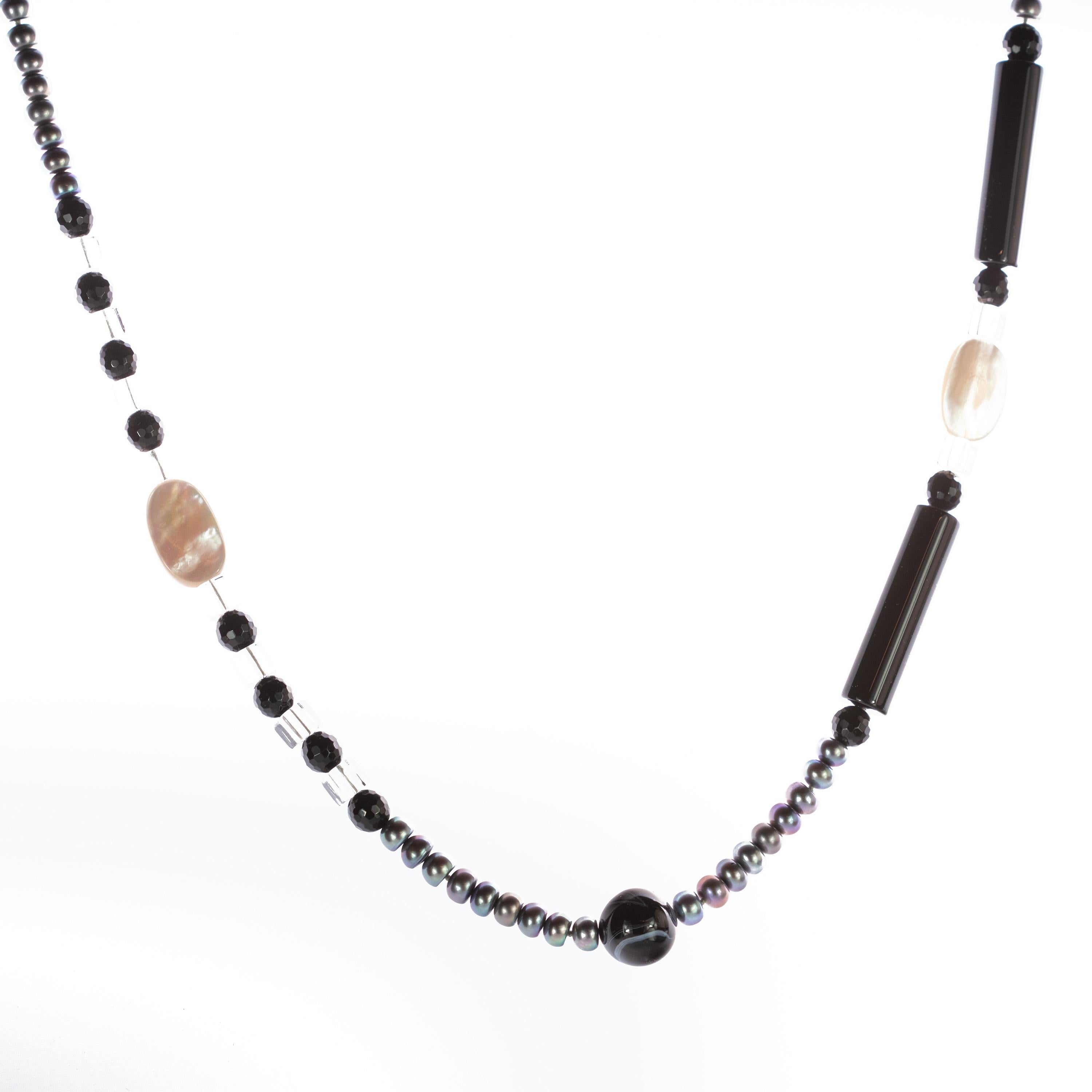 Long collier déco en perles d'eau douce, perles d'eau douce, cristal de roche et perles de nacre, autour d'un pendentif en vente 1