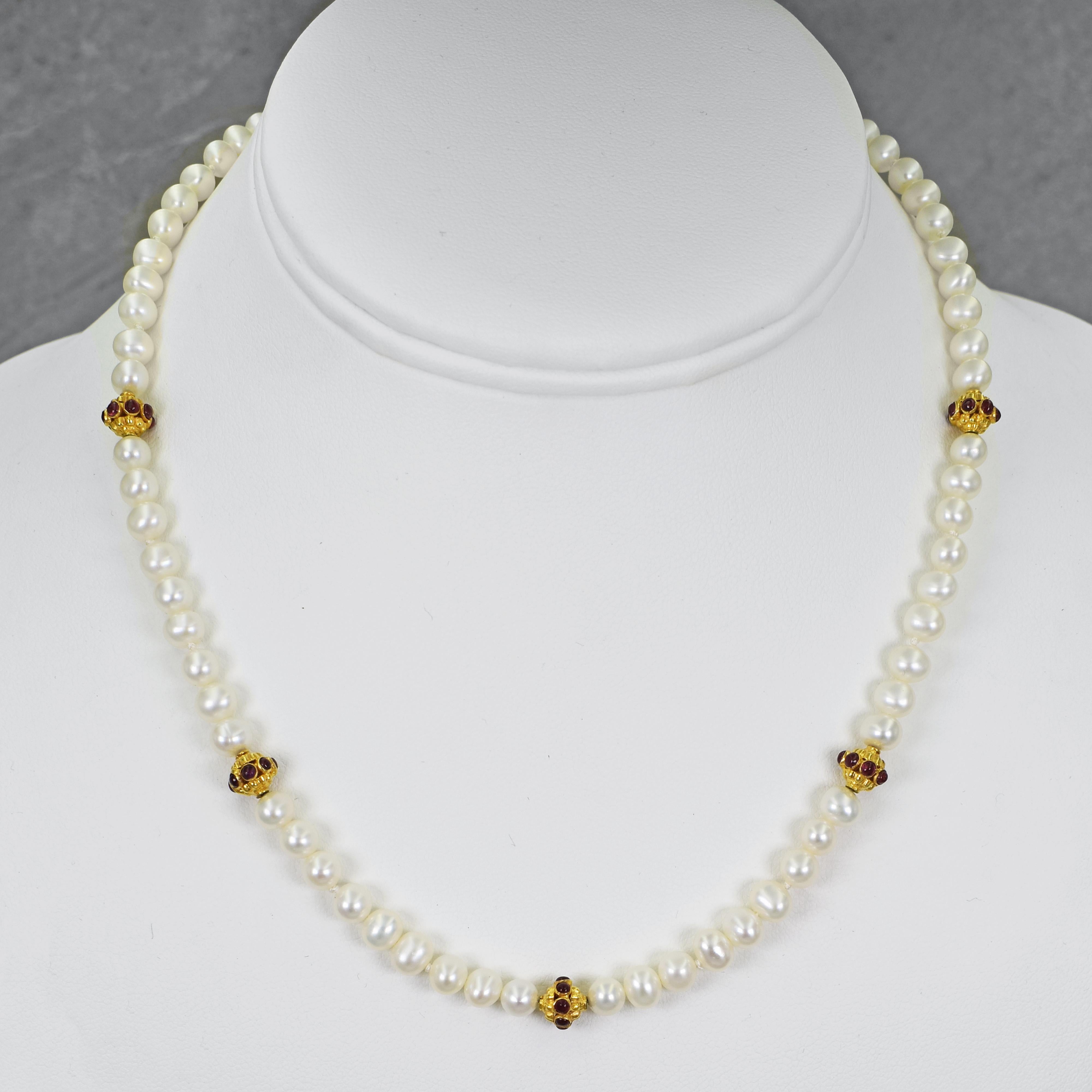 Geknotete Süßwasserperlen, Rubin und 22k Gelbgold Perlenkette. Die Kette ist mit einem Knebelverschluss aus 22 Karat Gold versehen. Die Länge des Perlenstrangs beträgt 16,5 Zoll. 