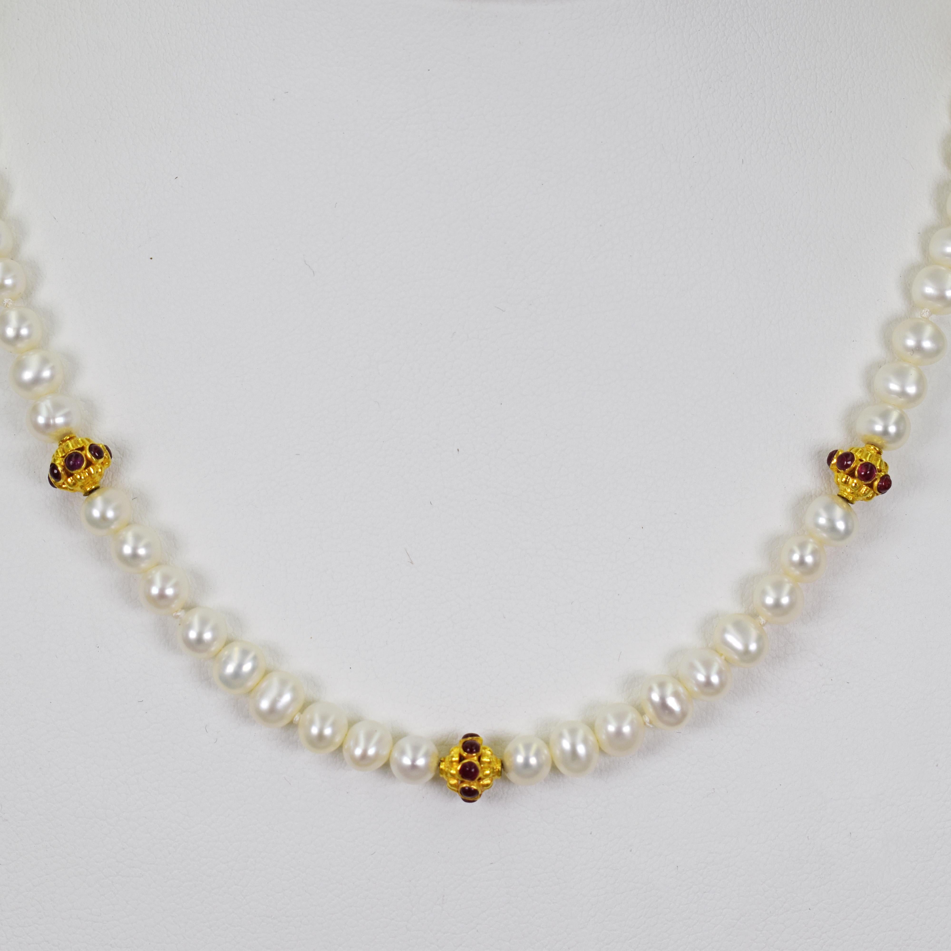 Contemporain Collier de perles d'eau douce, rubis et perles en or 22 carats en vente