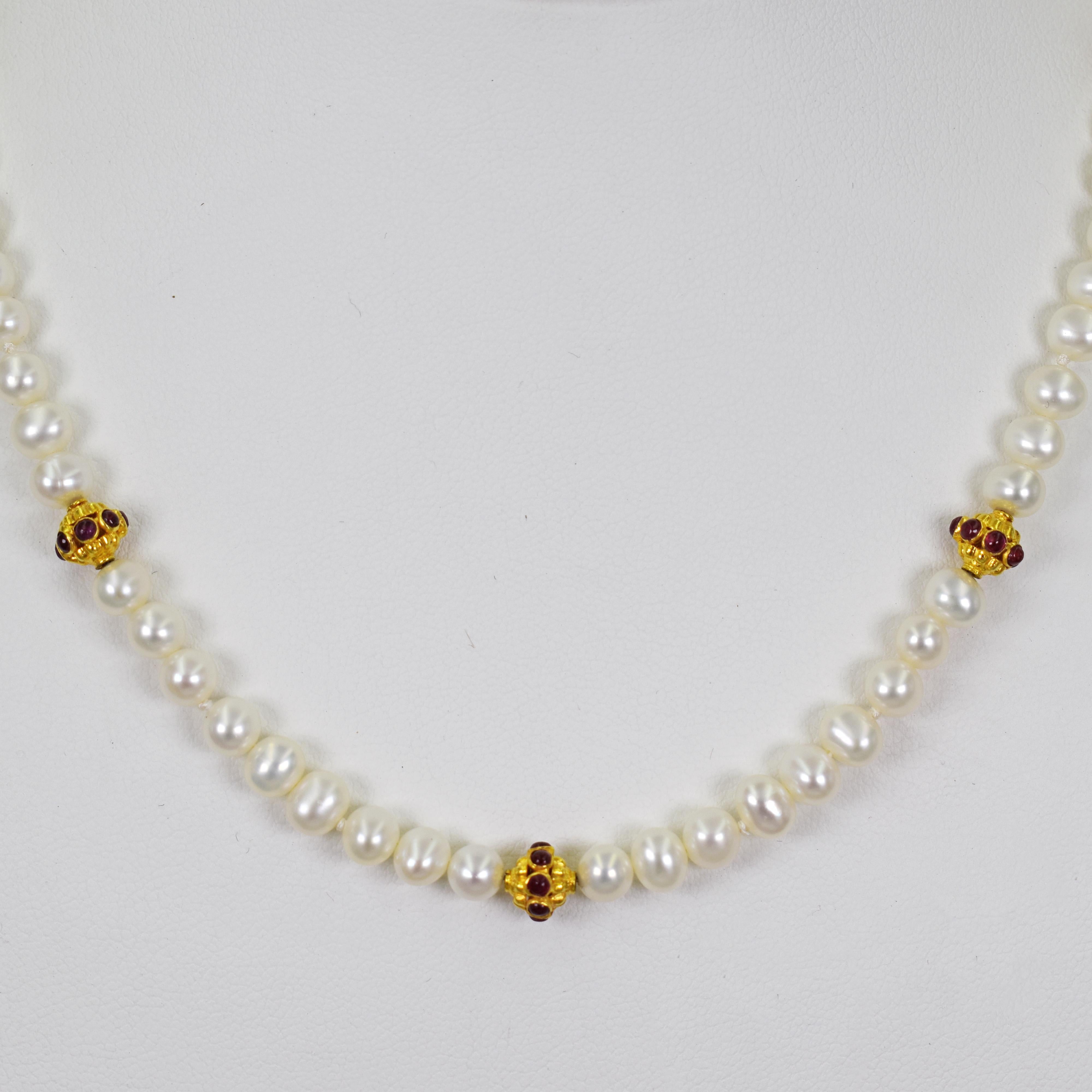 Contemporaneo Collana di perle d'acqua dolce, rubini e perline in oro 22 carati in vendita