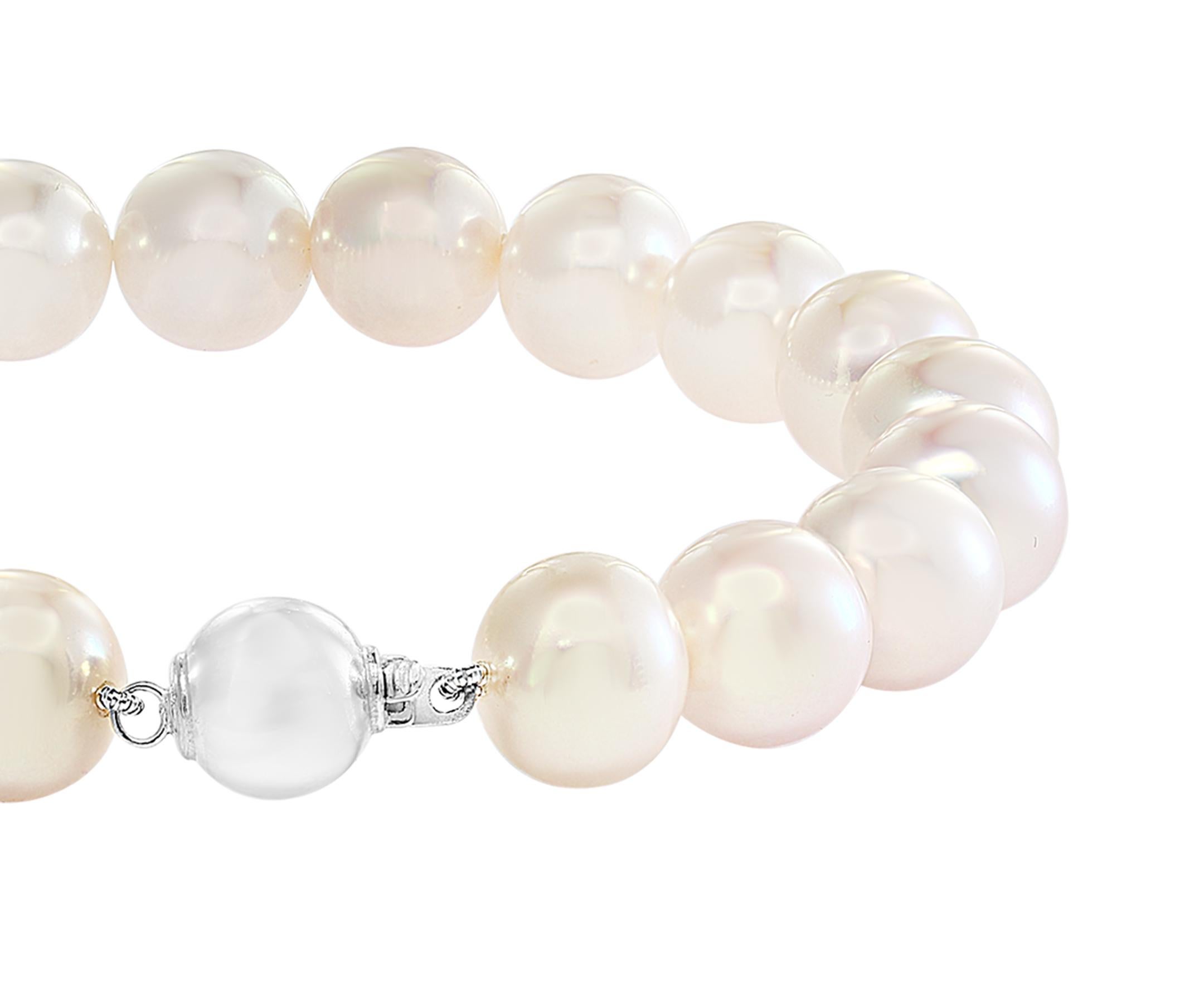 This Chinese freshwater cultured pearl single-row bracelet serves as an elegant complement to any outfit. The pearls measure 10-10.5mm. The clasp is sterling silver. 