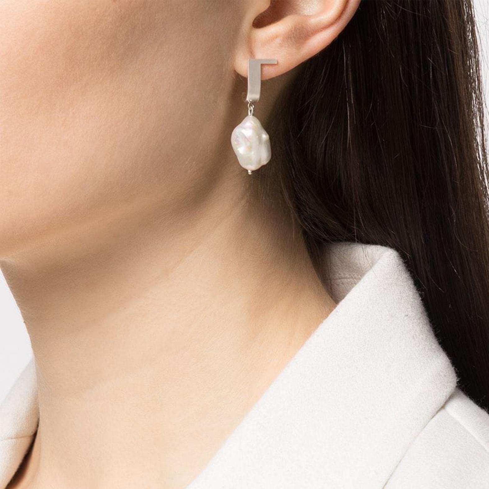 Die Collection'S Unfinishing Line strahlt mit ihren glatten Linien und Winkeln Minimalismus und Präzision aus. 
Mit geschwungener Struktur und matt gebürsteter Oberfläche. 
Curve Extension Earrings ist stilvoll und kann mit jedem Outfit kombiniert