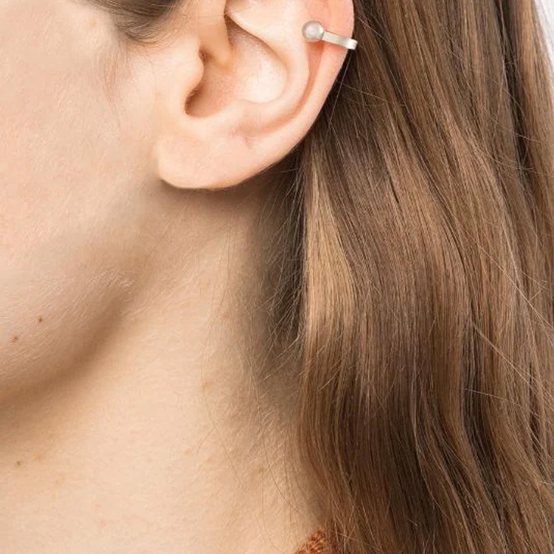 Unfinishing Line collection exudes minimalism and precision with its smooth lines and angles. Detail with a curved structure and cut out details. Square Line Ear cuff is perfect for day to night wear due to the simplistic neat design which can be
