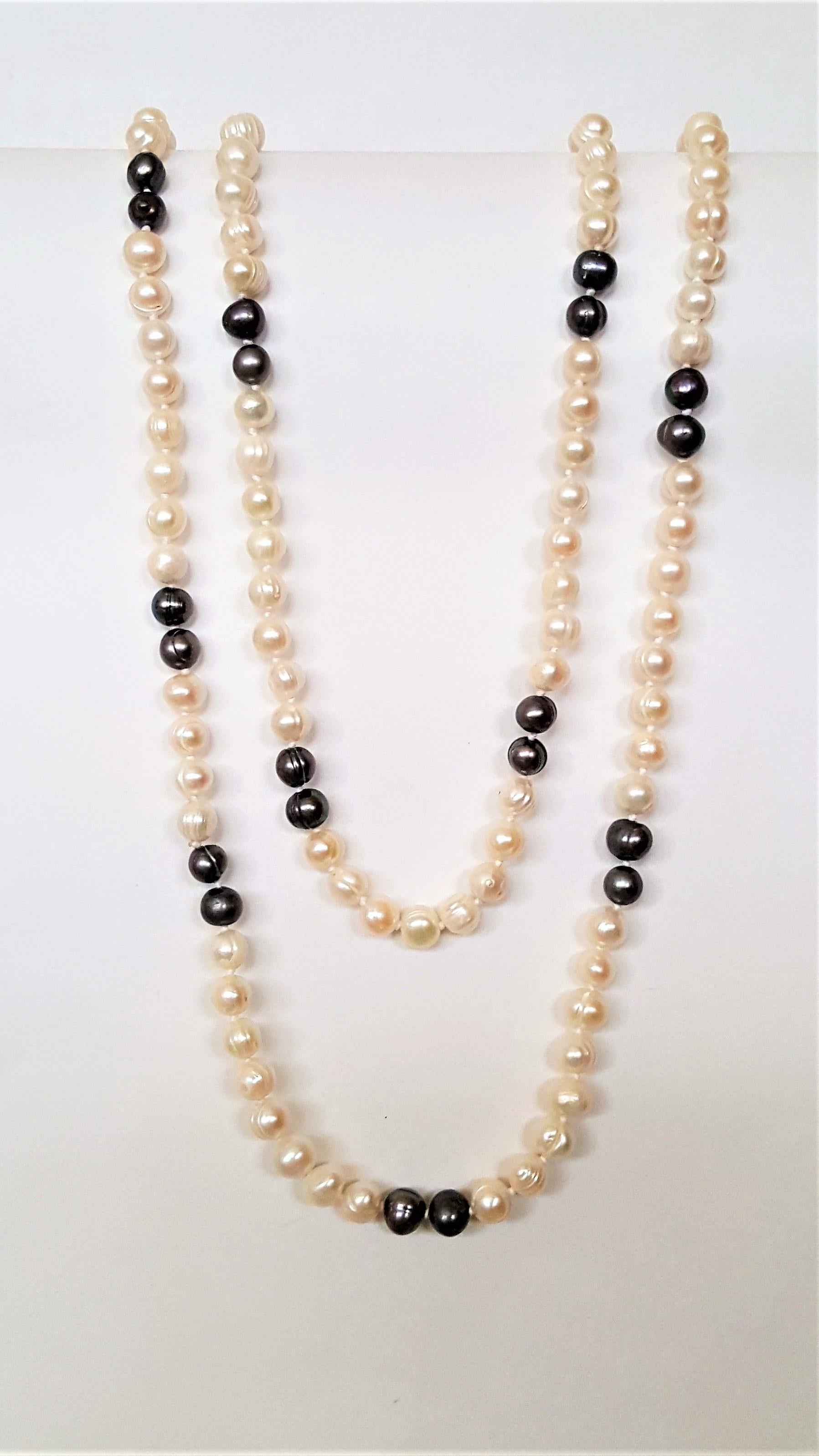 Ein schöner Strang von Süßwasserperlen, der 62 Zoll lang ist, mit weißen und silber/blauen Perlen, die einen sehr guten Glanz und Perlmutt haben. Die Perlen haben einen Durchmesser von 7-8 mm.

Diese Perlen bilden einen wunderschönen Doppelstrang