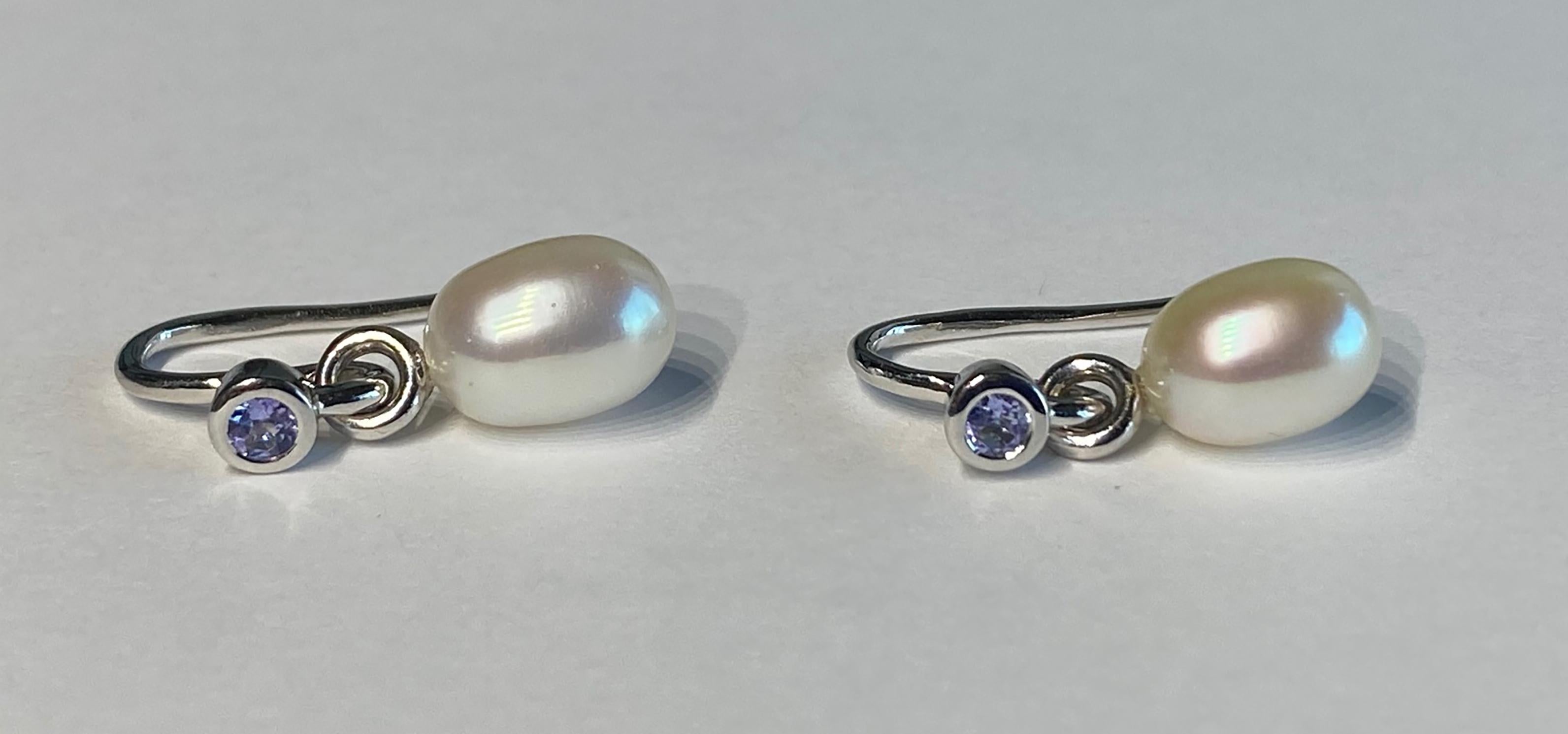 Ein Paar Perlen-Ohrringe, akzentuiert mit Tanzaniten. (Barock) im Angebot