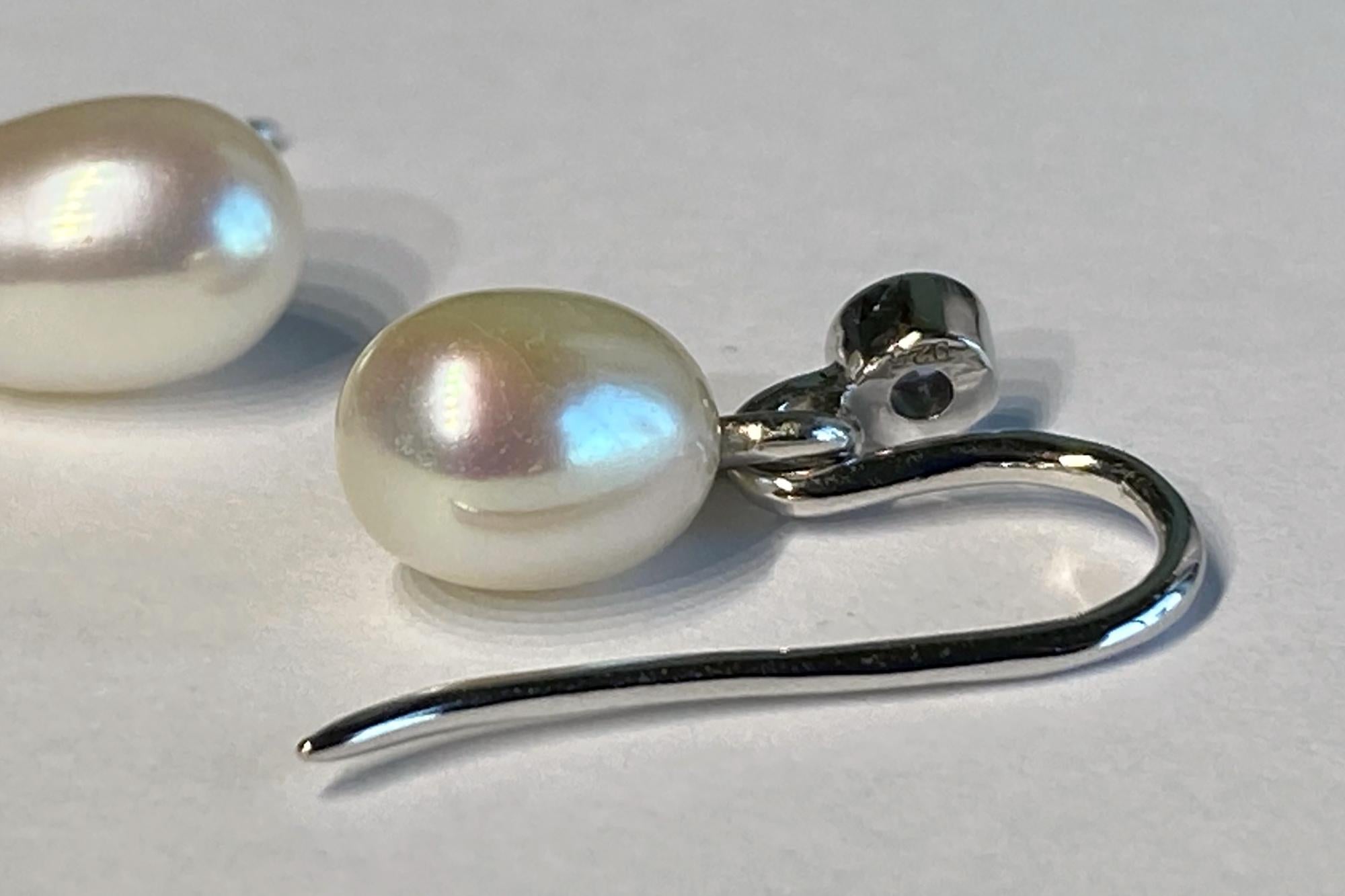Ein Paar Perlen-Ohrringe, akzentuiert mit Tanzaniten. im Angebot 2