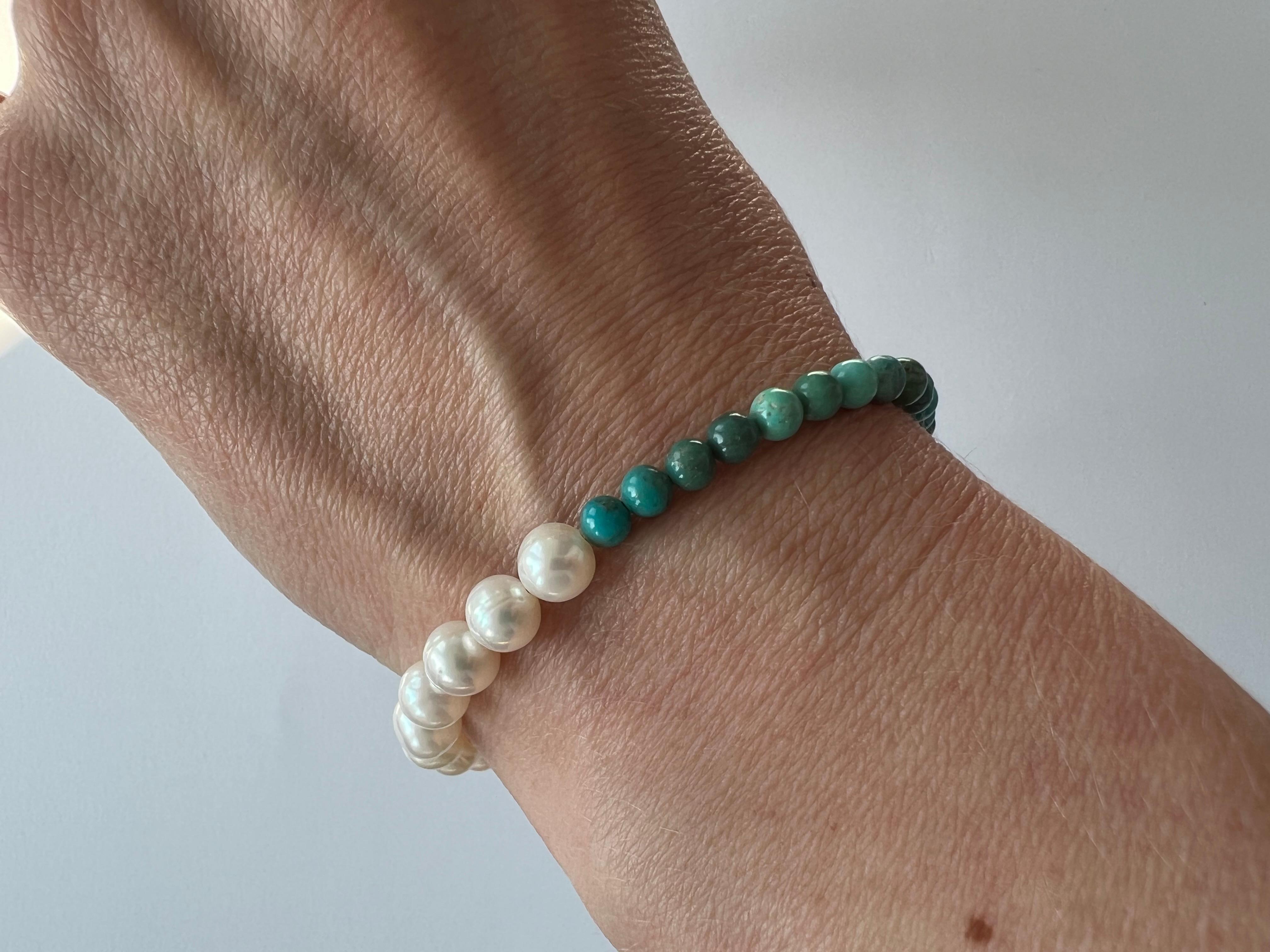 Cet élégant bracelet à cordon présente une étonnante combinaison de perles d'eau douce blanches (8 mm de diamètre) et de perles de turquoise vibrante de l'Arizona (4 mm de diamètre). Le contraste entre les perles lustrées et le turquoise brillant