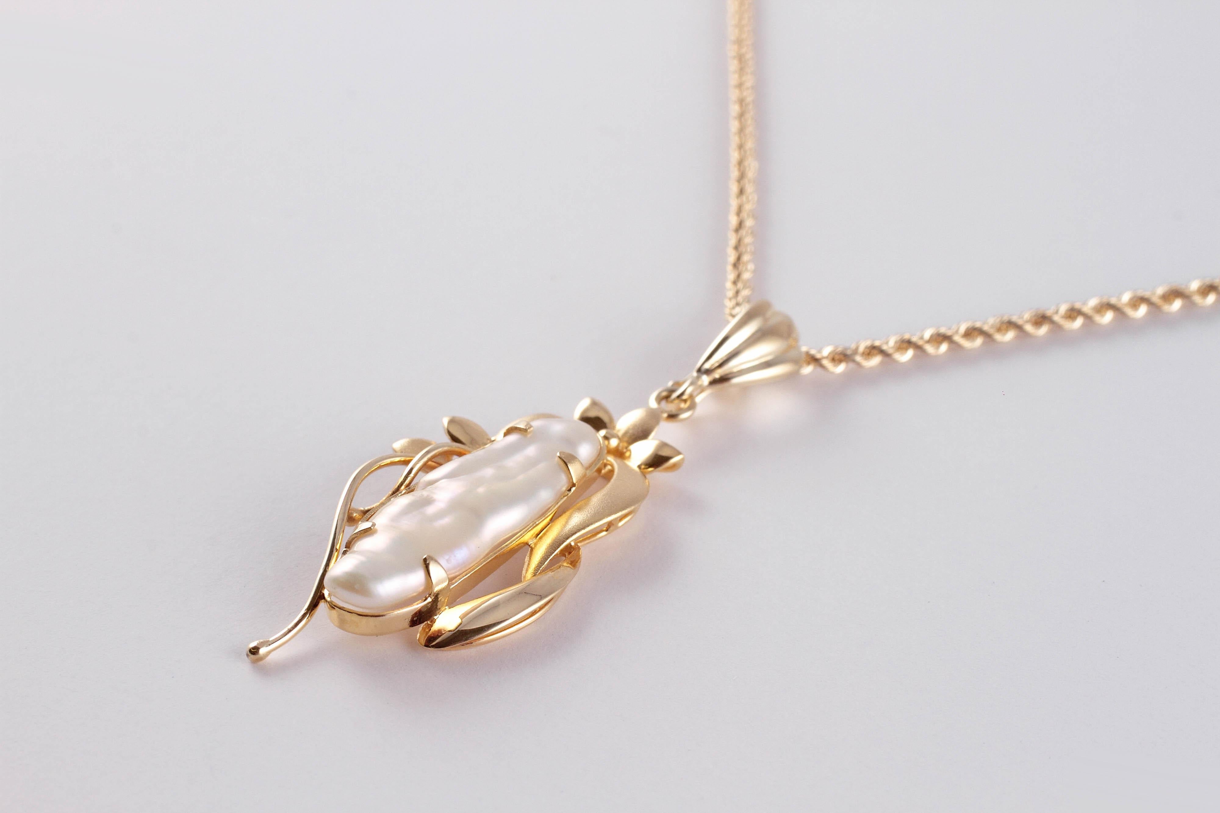 Freshwater Pearl Yellow Gold Pendant and Chain In Good Condition In Dallas, TX