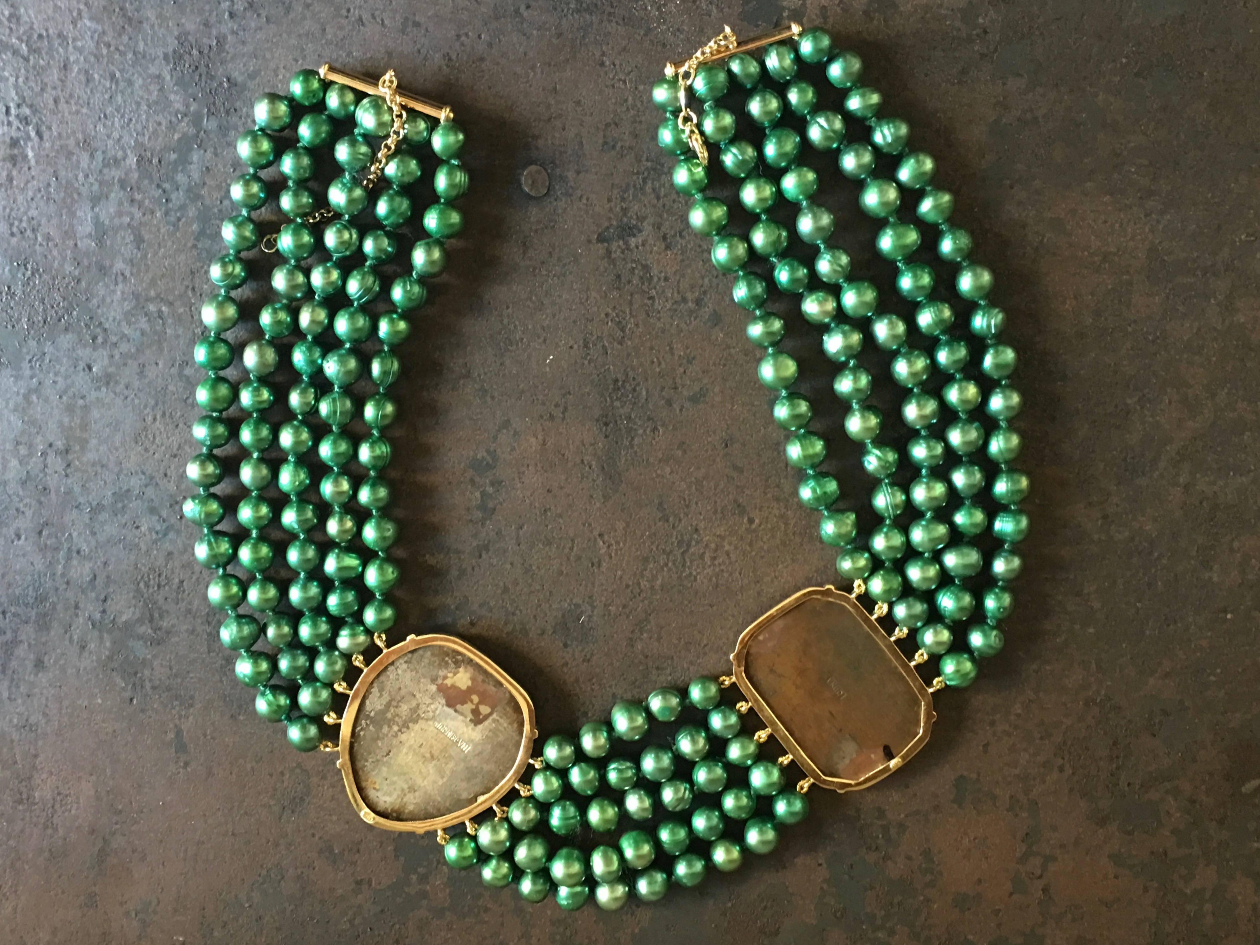 Halskette mit 5 String von morderè grünen Süßwasserperlen, 2 Antiquitäten chinesischen Lack mit dem ursprünglichen filigrane und Blumen gravieren Motiv.
Die 2 Lacke waren Kleiderklammern  von 1920.
Gold 18 k
Alle Schmuckstücke sind neu und wurden