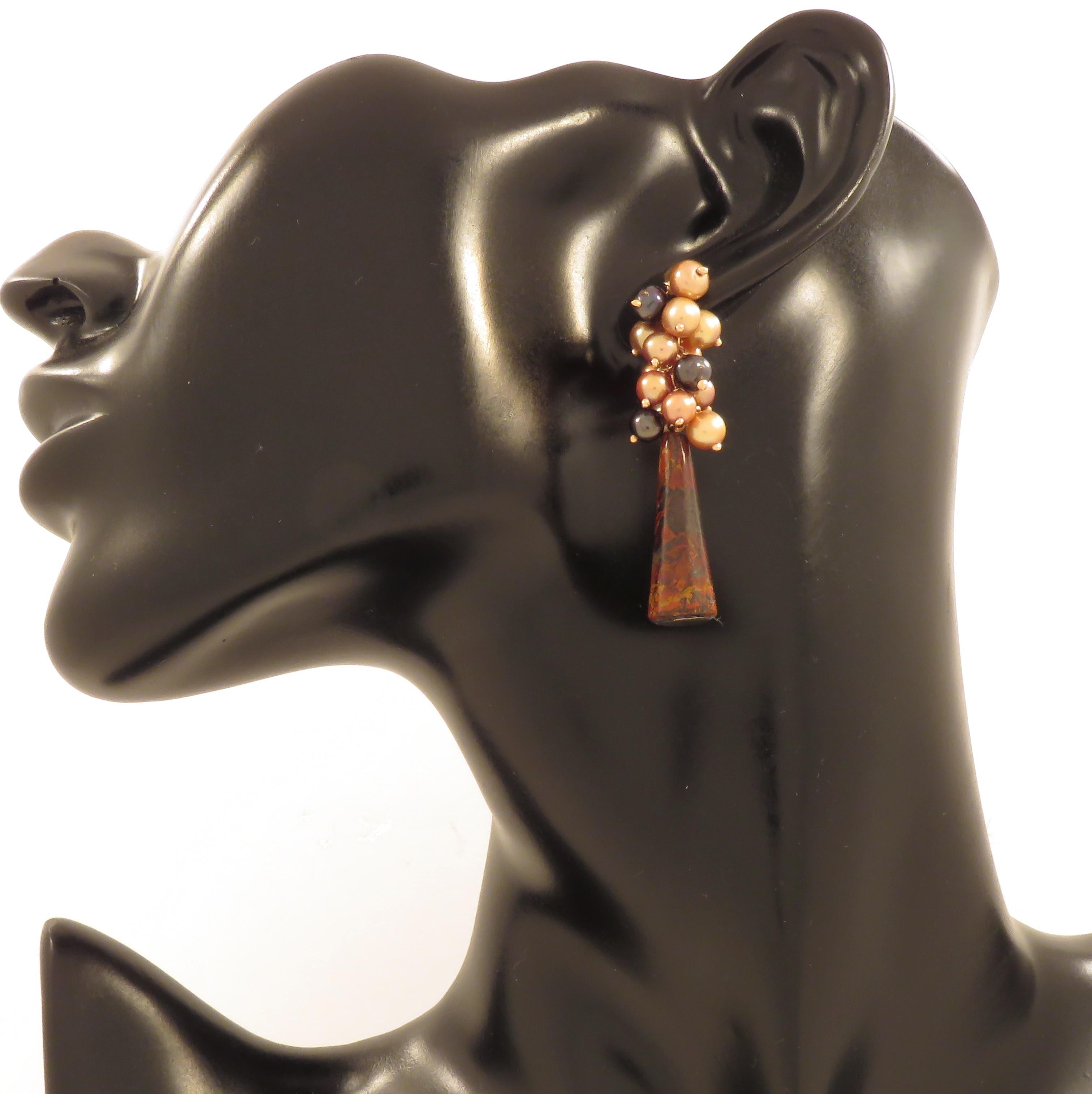 Lovely dangle earrings featuring brown agate drops and freshwater pearls. They are held by square front studs and completely crafted in 9 karat rose gold. The length of each earring is 50 mm / 1.968 inches. Marked with the Italian gold mark 375 and