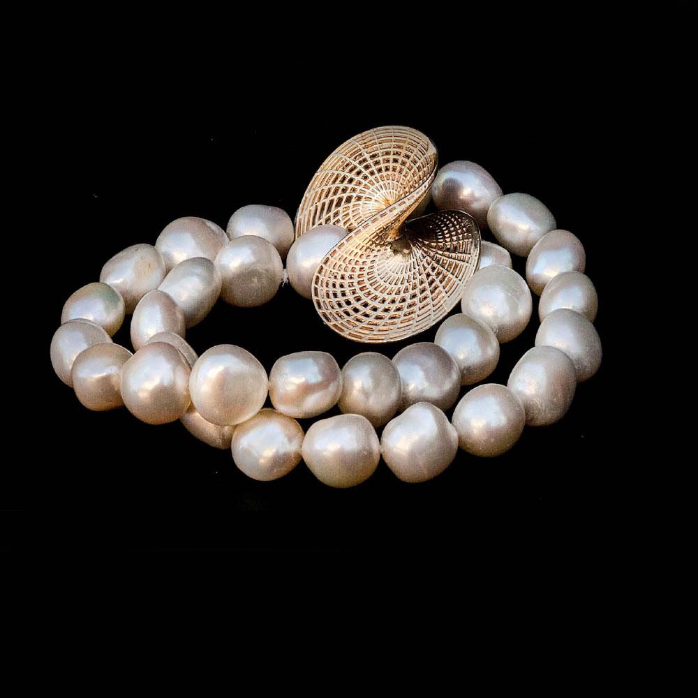 Contemporain Collier moderne en or jaune 14 carats avec perles d'eau douce uniques, en vente
