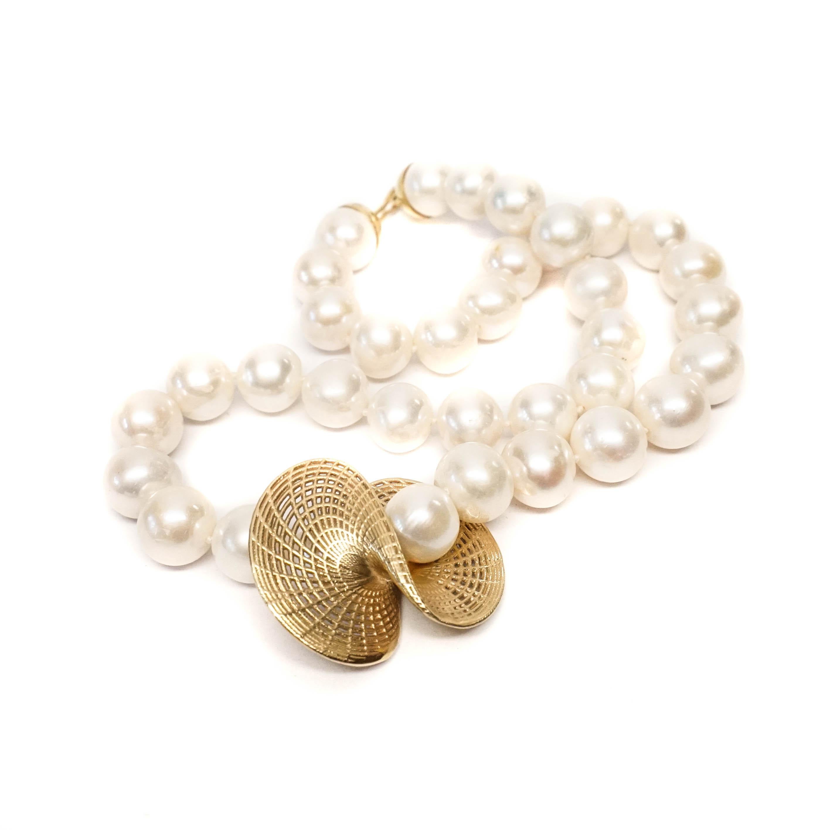 Women's 14 Karat Yellow Gold - Unique Freshwater Pearls Modern collier,  For Sale