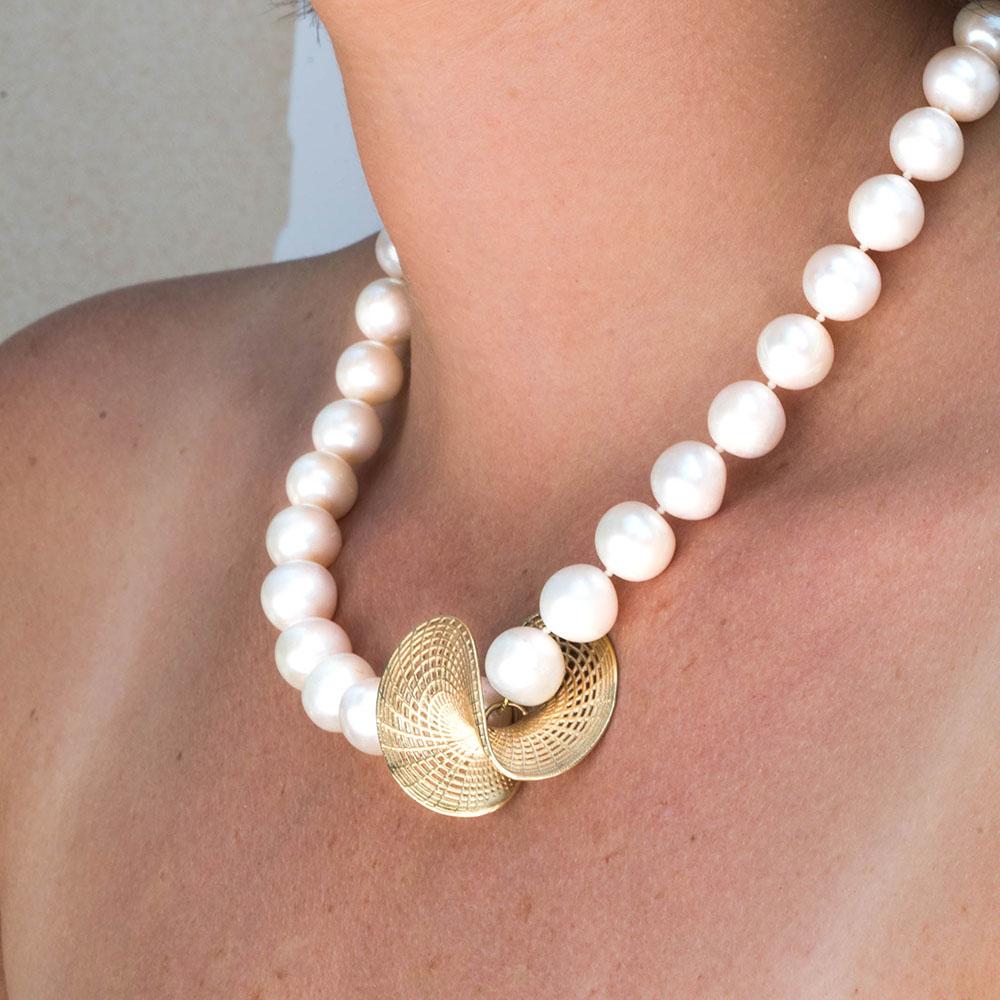 14 Karat Yellow Gold - Unique Freshwater Pearls Modern collier,  For Sale 1