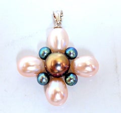 Freshwater Pearls Cluster Clover Pendant 18kt Gold