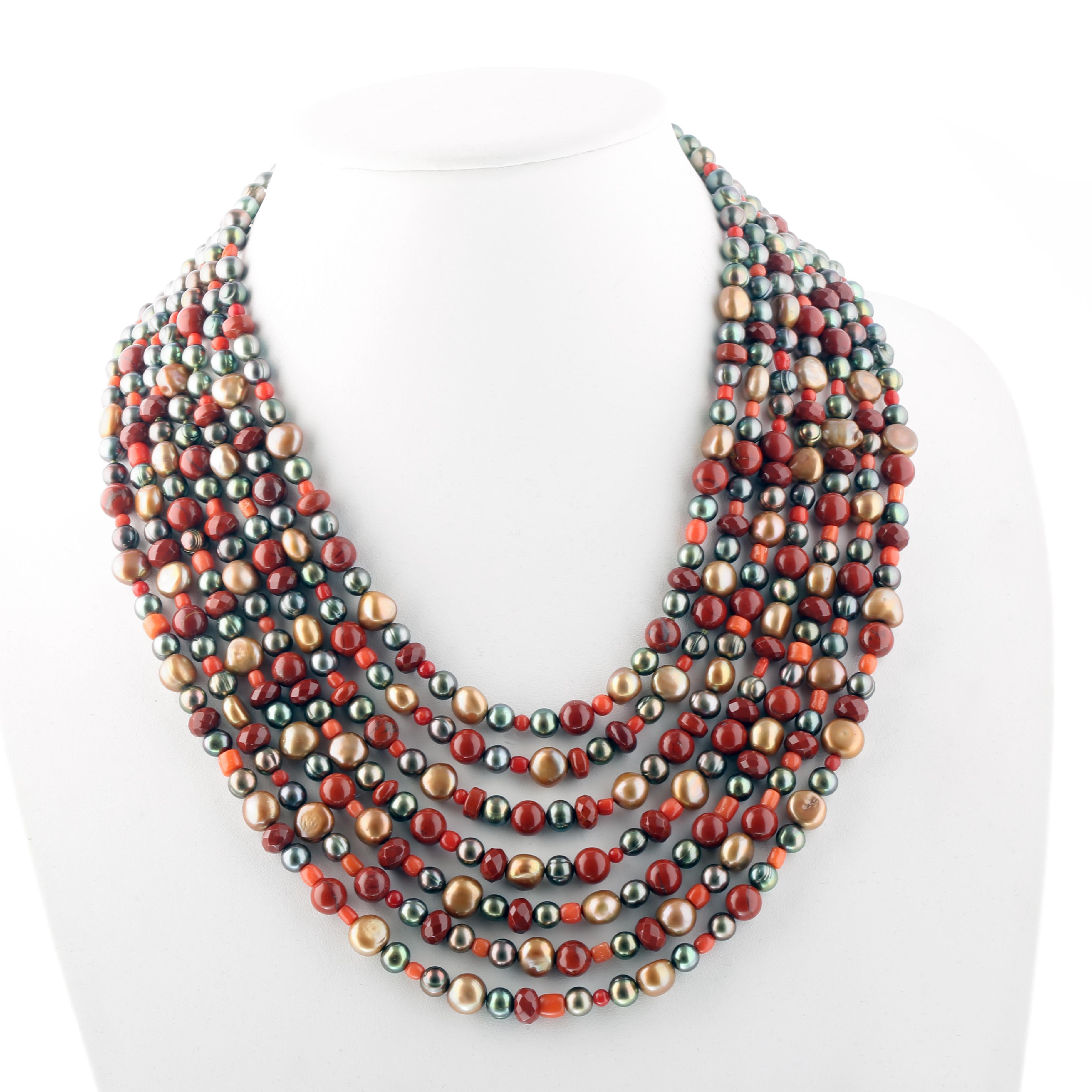 Un'eleganza senza tempo per una collana a più fili unica nel suo genere, con perle dure e semi-preziose di altissima qualità.

- Chiusura in argento dorato 925
- Perle utilizzate: Perle d'acqua dolce, diaspro rosso, corallo
- Numero totale di fili