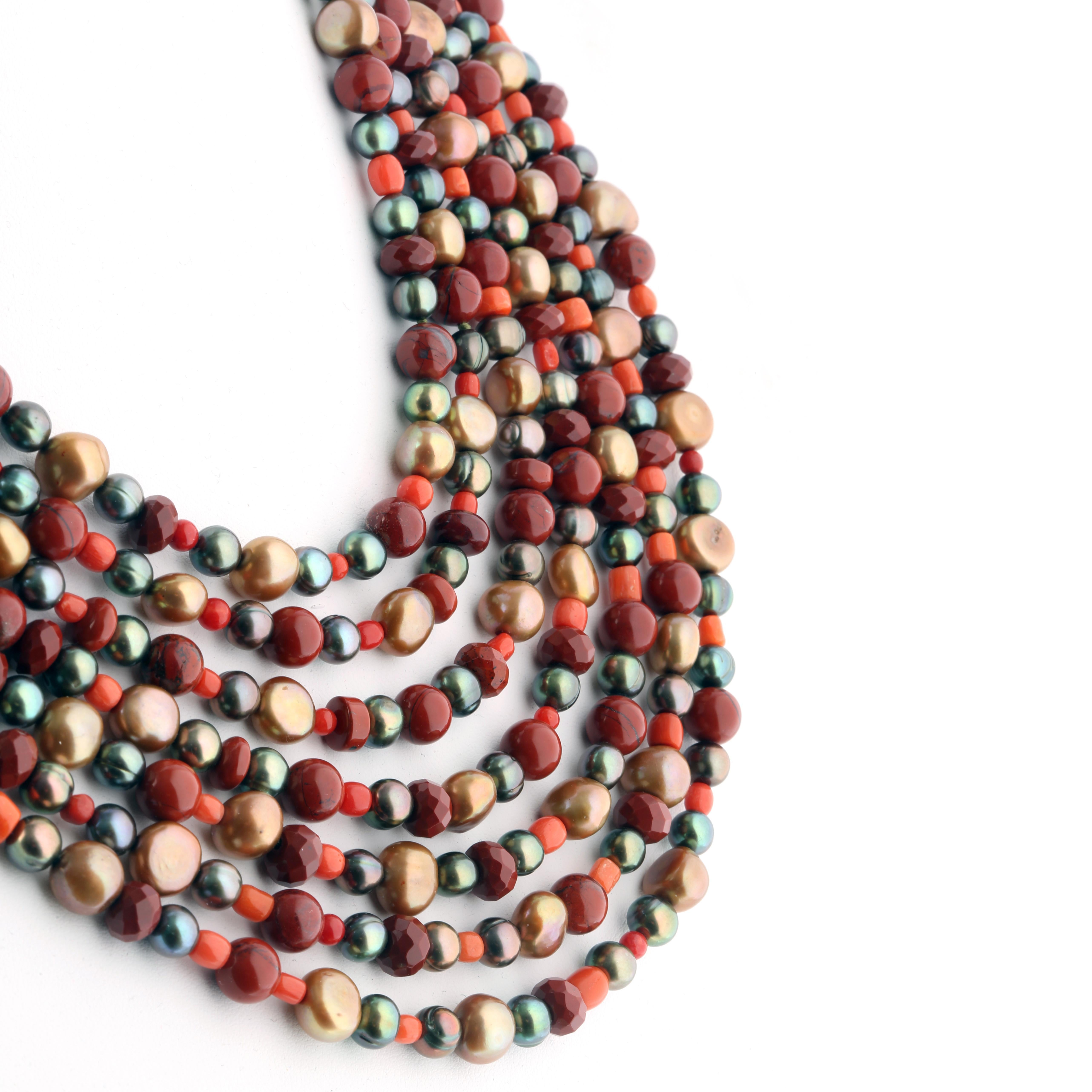 Perle d'acqua dolce, corallo rosa, diaspro rosso, argento 925, collana a più fili con perline In condizioni Nuovo in vendita a Milano, IT