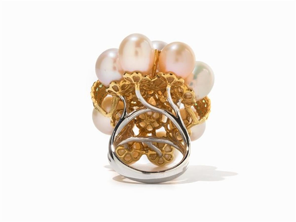 - Description of the
- 750 White and yellow gold
- hallmarked with the fineness
- 13 yellow sapphires, total ca. 1,07 ct
- 22 green Tsavorites, total 0,24 ct
- 12 freshwater cultured pearls, from approx. 9 to 10 mm diameter
- Ring size: 53; US 6.4
-