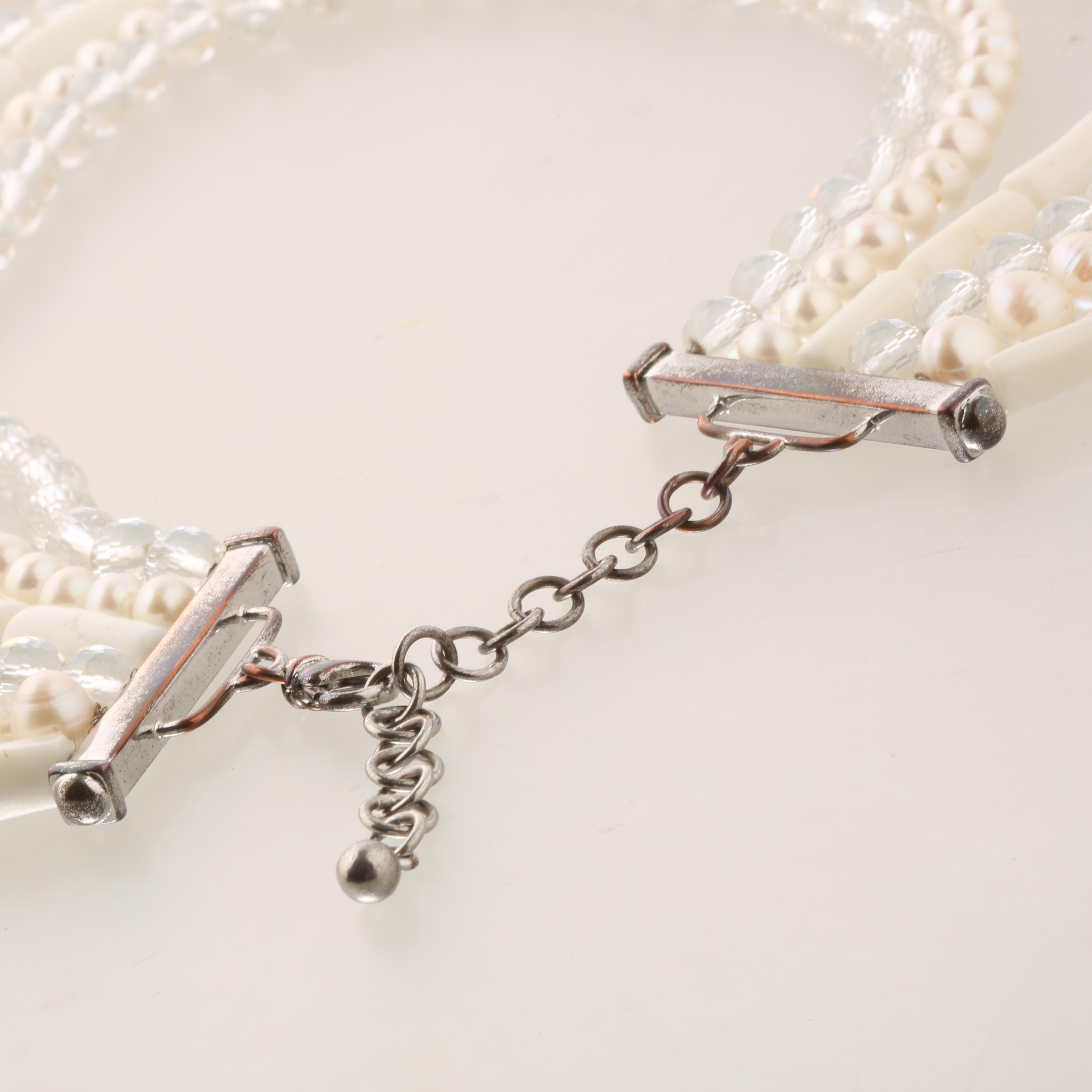 Collier déco à plusieurs brins en argent 925 avec perles d'eau douce, agate blanche et cristal de roche Neuf - En vente à Milano, IT