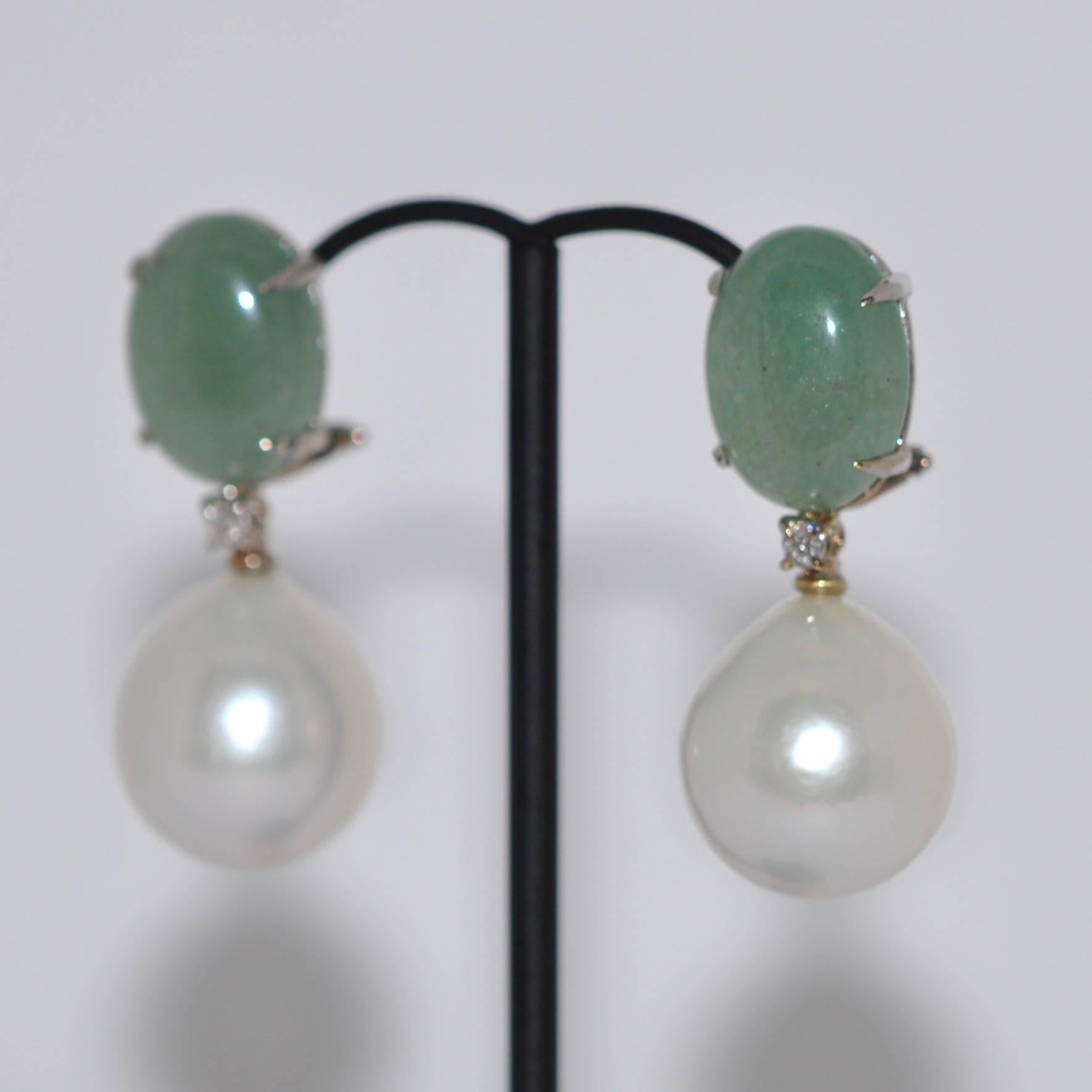 Let yourself be seduced by the timeless beauty of these sumptuous 18k white gold dangling earrings, showcasing a perfect harmony between dazzling freshwater pearls, mesmerizing green agates and sparkling diamonds of exceptional quality. , totaling