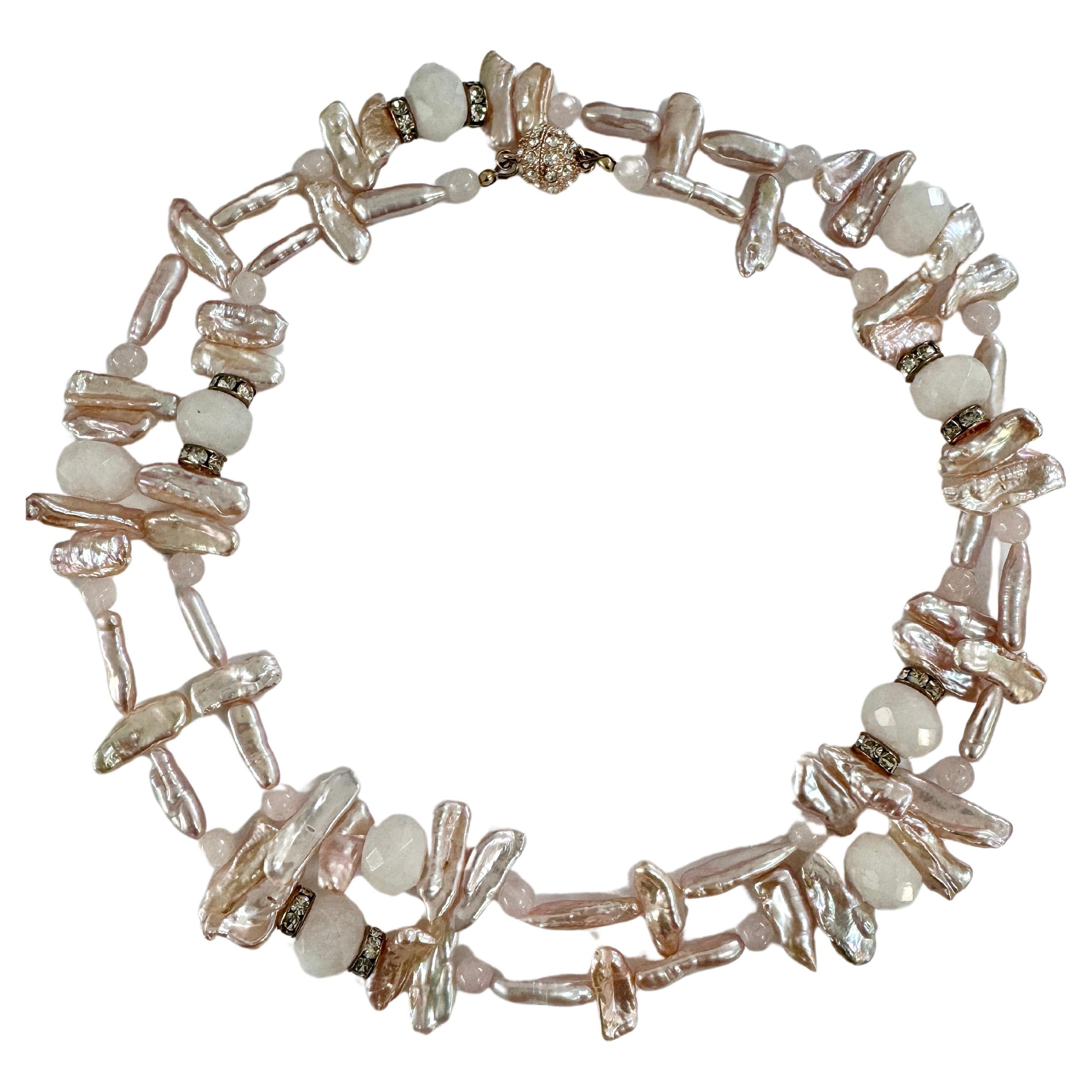 Collana lunga di perle rosa barocche d'acqua dolce e quarzo rosa.
Perle barocche rosa a grande lucentezza, fatte a mano e uniche nel loro genere, combinate con perle rotonde di quarzo rosa. Chiusura magnetica di circa 92